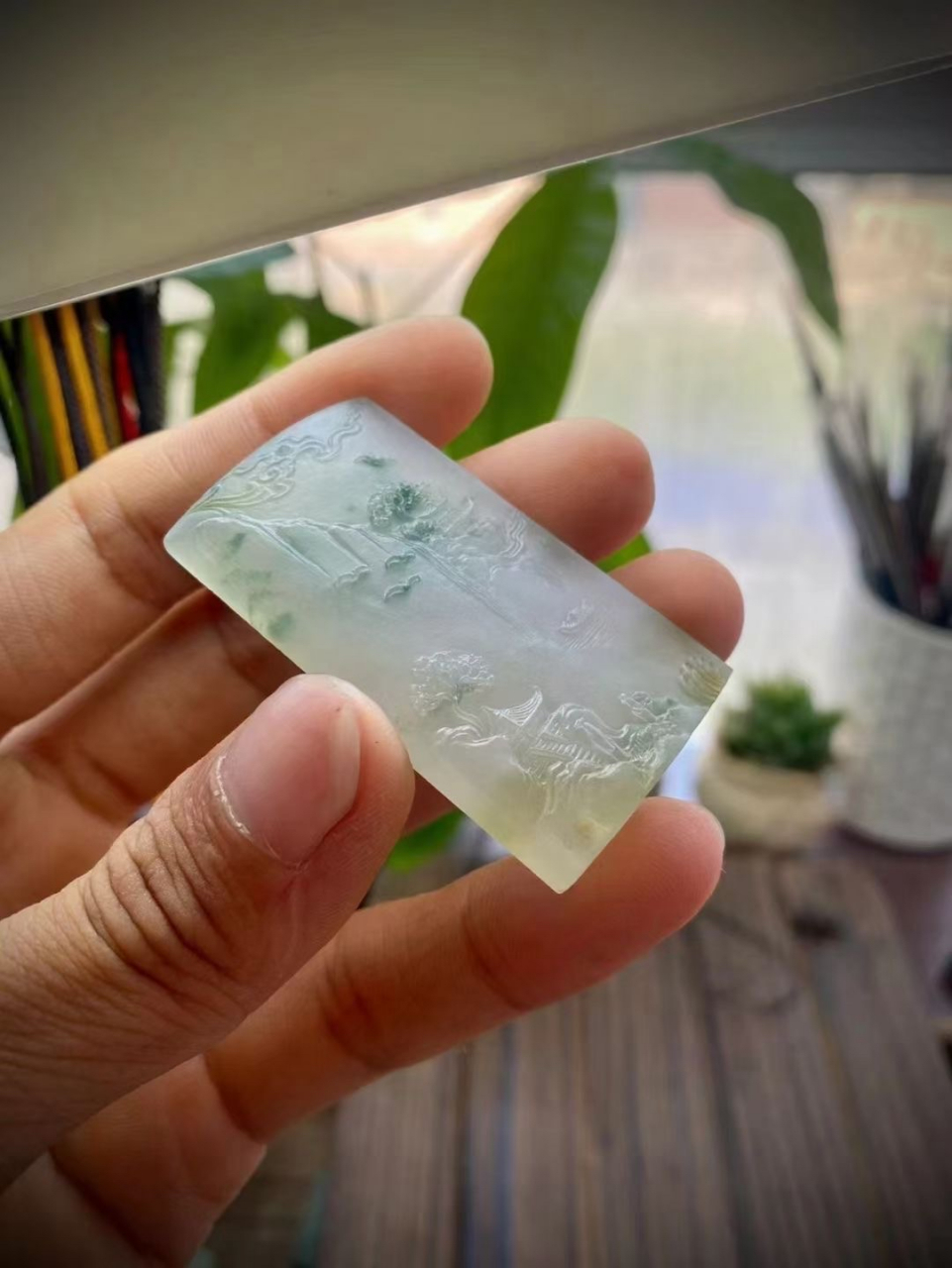 玉雕山水牌讲究情景交融,方寸之间蕴大千美景,有一种美丽喧嚣的寂静