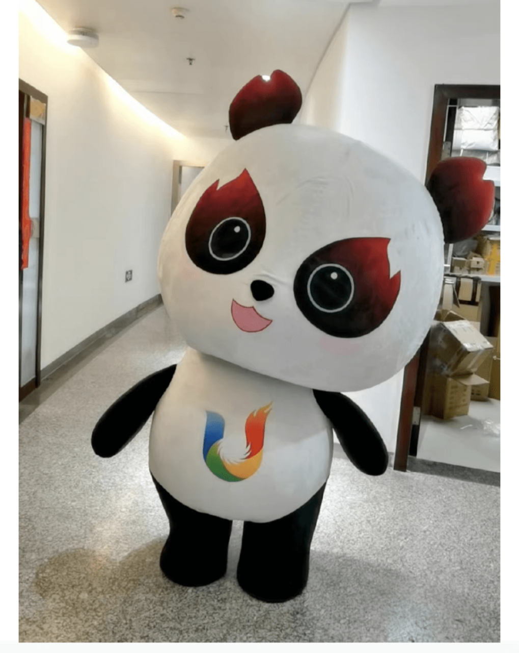 成都大运会的吉祥物名为蓉宝,以熊猫为设计灵感,一只憨态可掬的