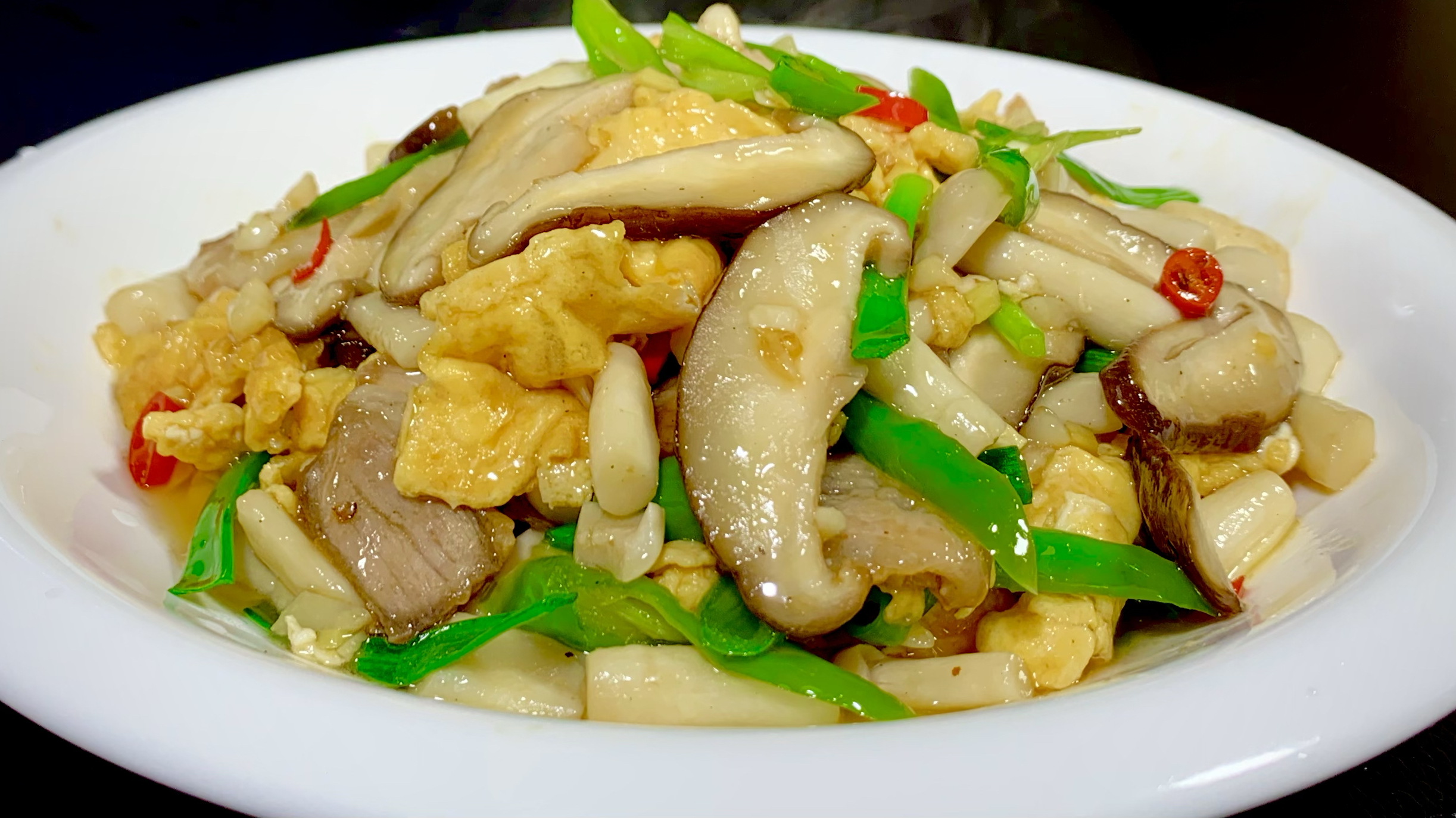 白玉菇香菇加入一起炒鸡蛋真是太好吃了,入口鲜嫩,营养又下饭