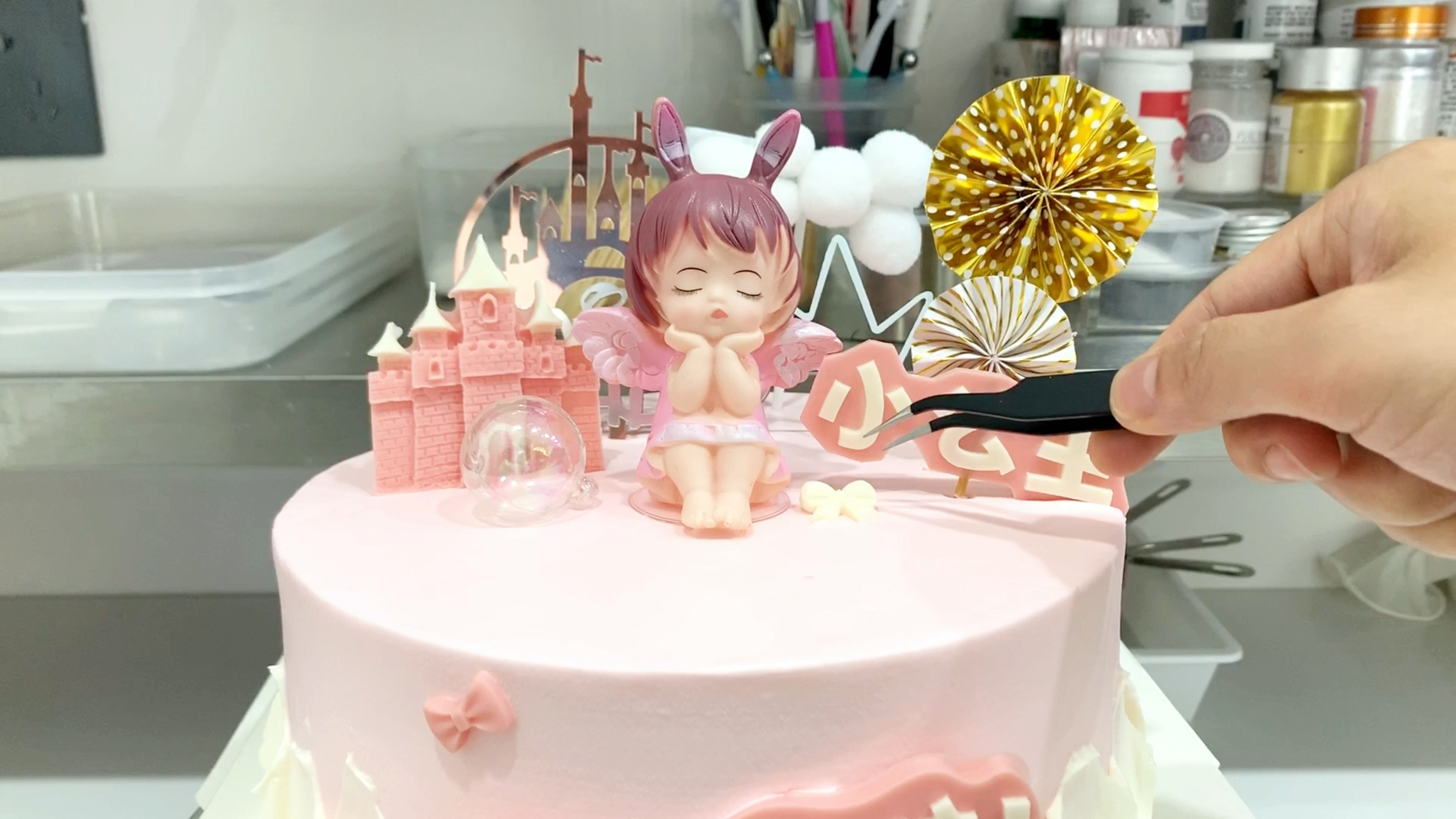 做了超多巧克力配件的生日蛋糕,粉色系,萌萌哒,小盆友超级喜欢