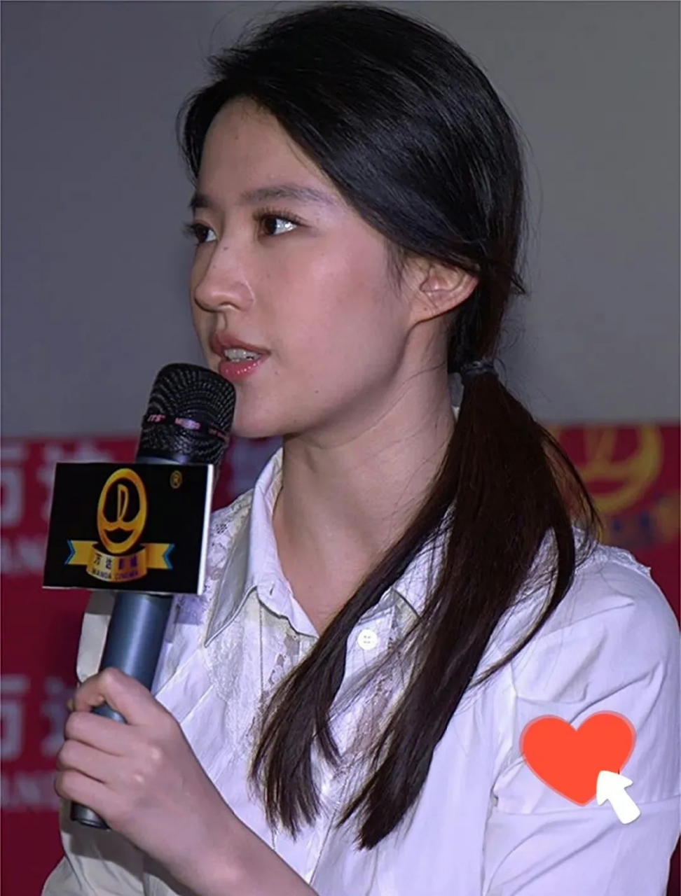原来仙女姐姐刘亦菲脸上也有雀斑,而颈纹看上去也有点明显,这都是岁月