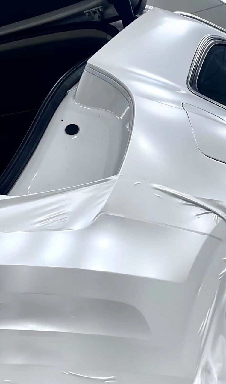 与白色原车漆比较, 哑面陡然增加了质感,运动气息等气质.