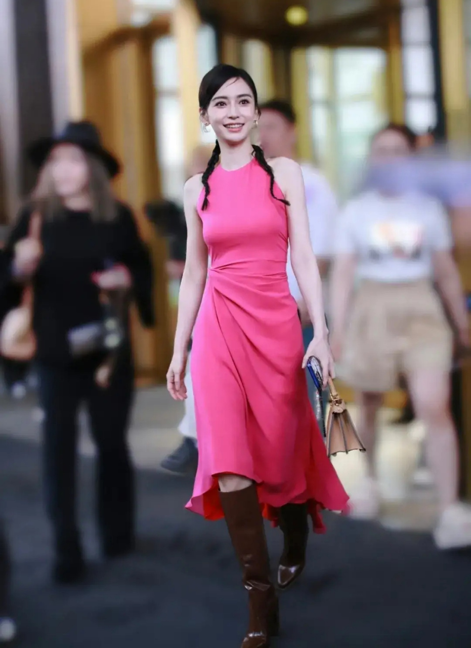 angelababy一袭玫红色露背紧身裙,秀出了纤细的腰部线条和完美的身材