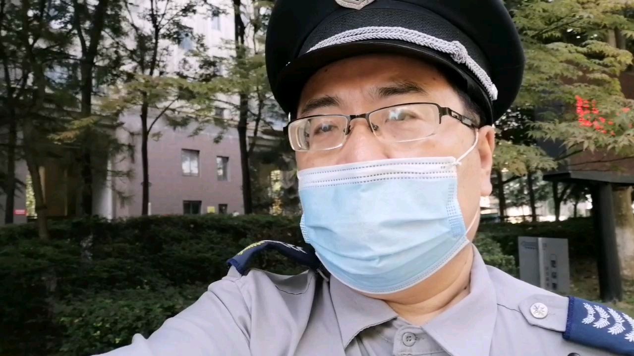 西安小区保安的免费午餐,三菜一汤,汤里还有肉