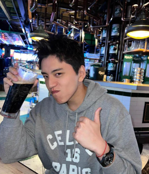 王大陆认爱一个月见家长!蔡卓宜家人晒家庭照妹妹高颜值意外曝光