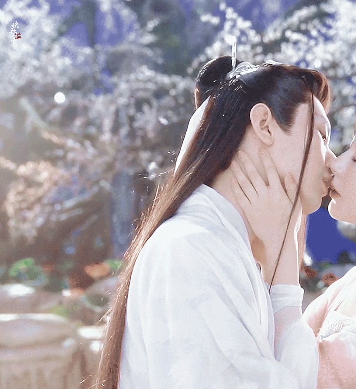 《莲花楼》李相夷和初恋乔婉娩额头吻,剧里的李相夷拿捏自如,剧外的