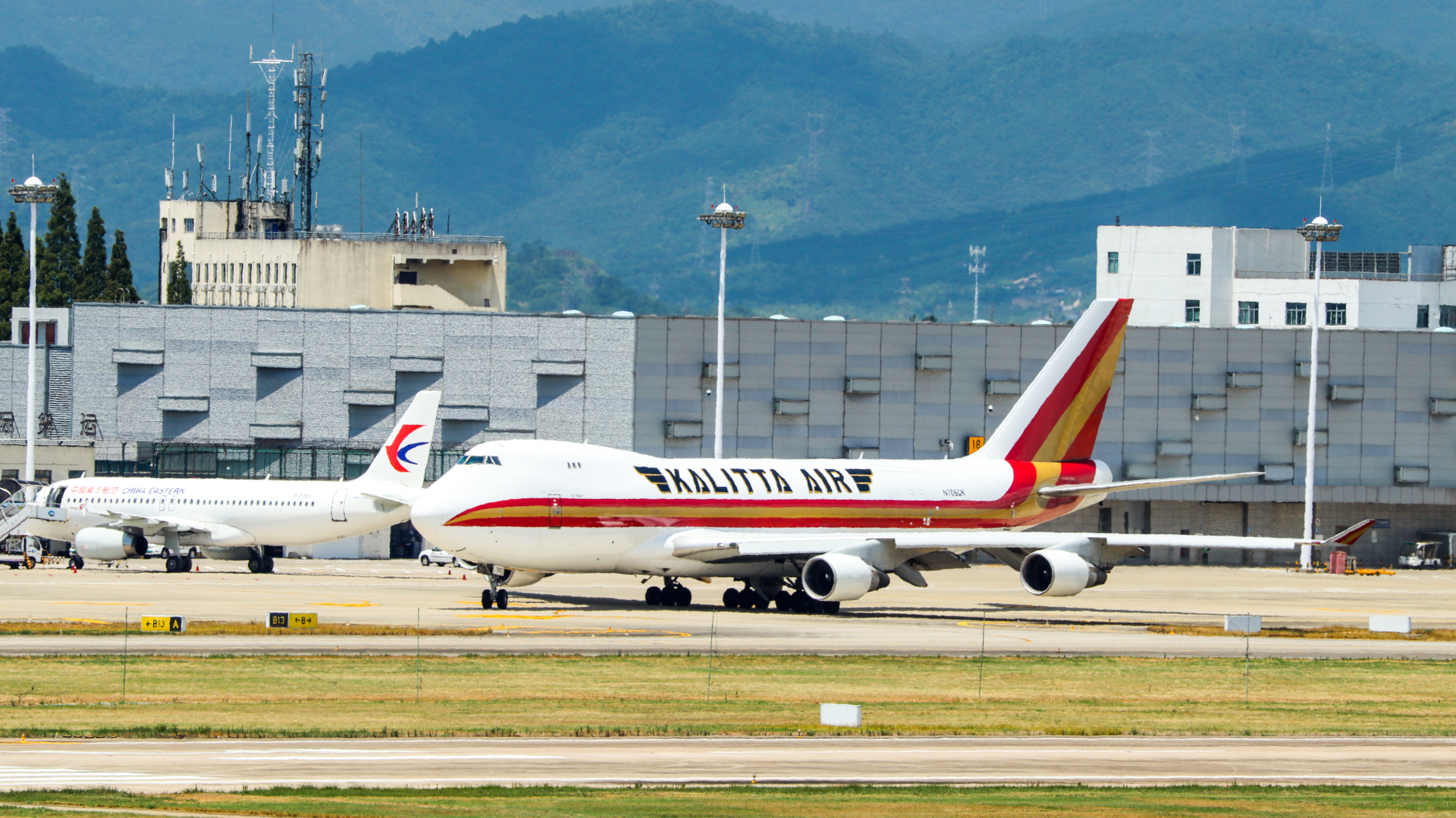 侧面观赏波音747的英姿飒爽