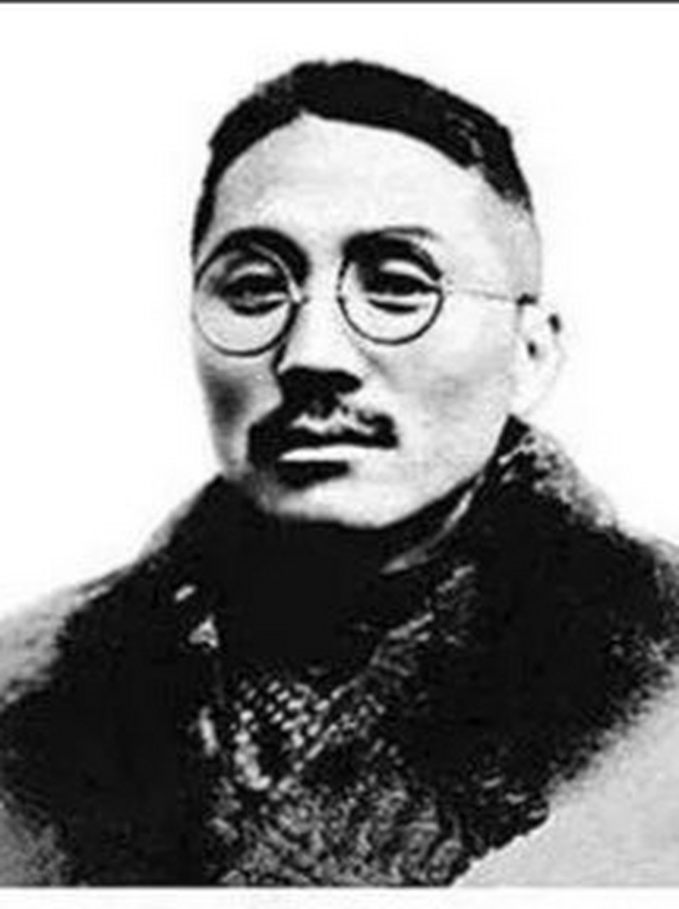 在一次会议上,当时担任上海警备司令的杨虎与王亚樵起了口角,王亚樵
