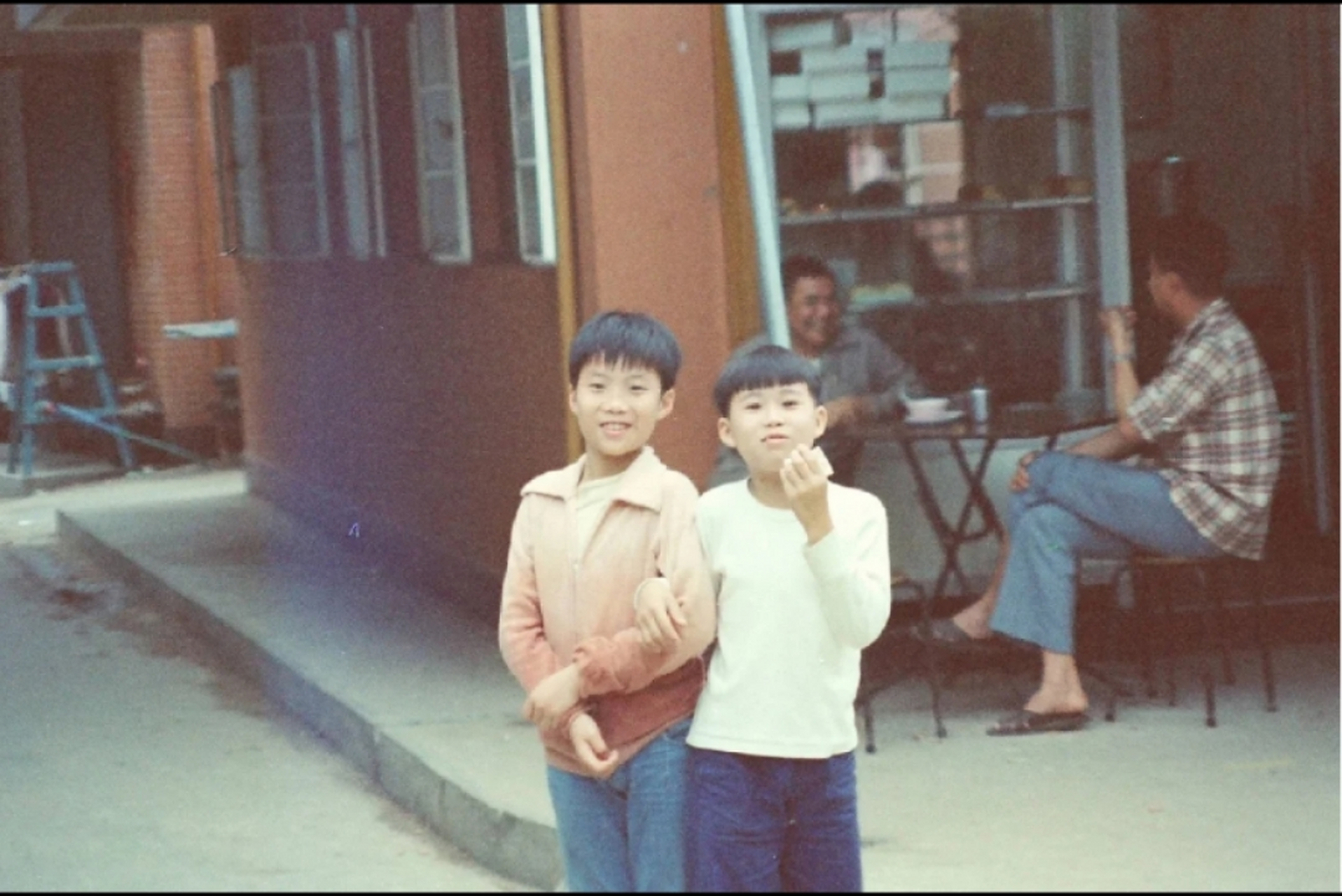 1978年,香港街头老照片,两名男孩正在合影,他们面对镜头很有自信!