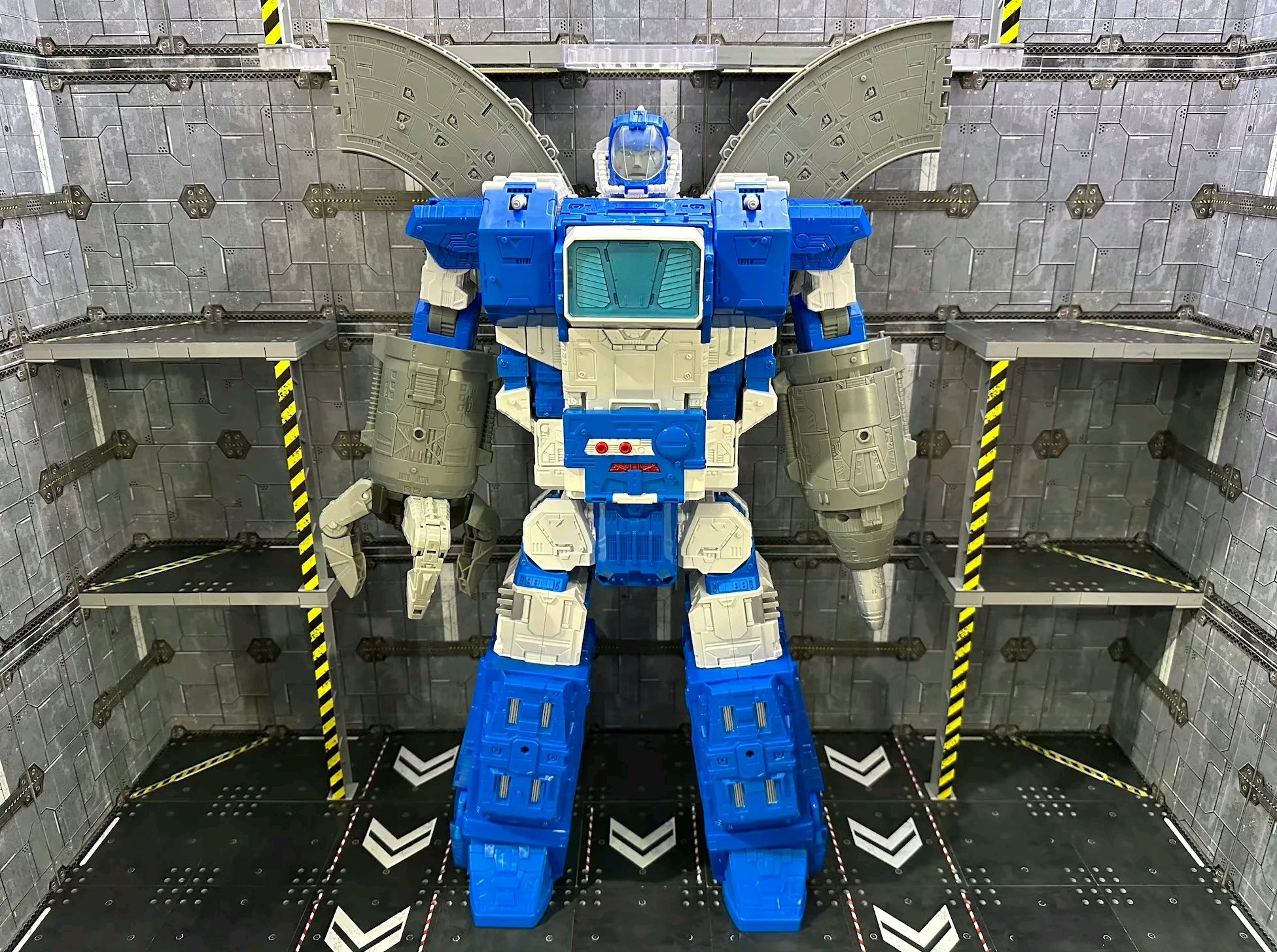 变形金刚 世代精选 传世进化:泰坦级 机器卫兵