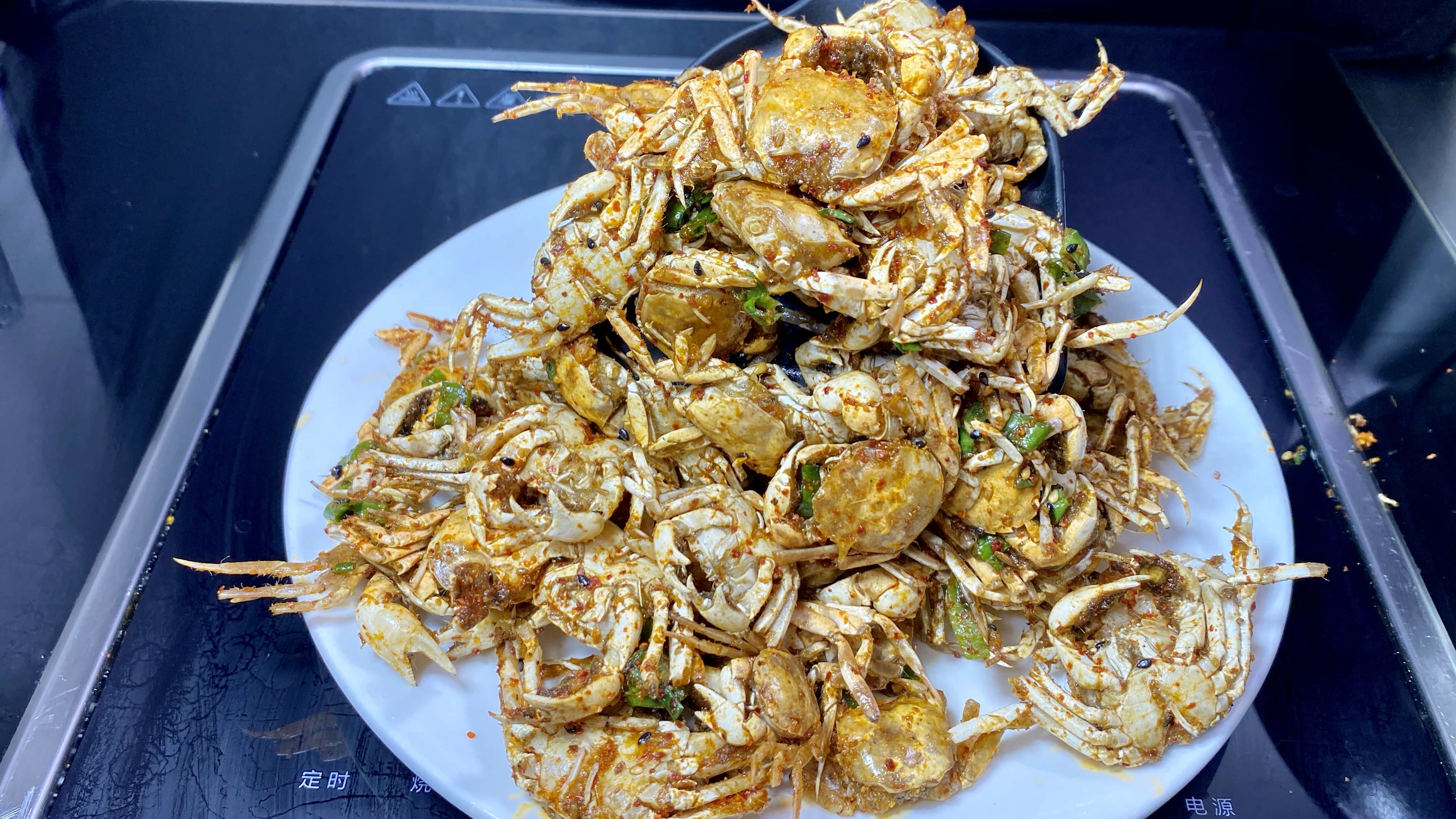 一口一个香辣小蟹仔这样做太好吃了,香辣酥脆连壳都嚼着吃才香