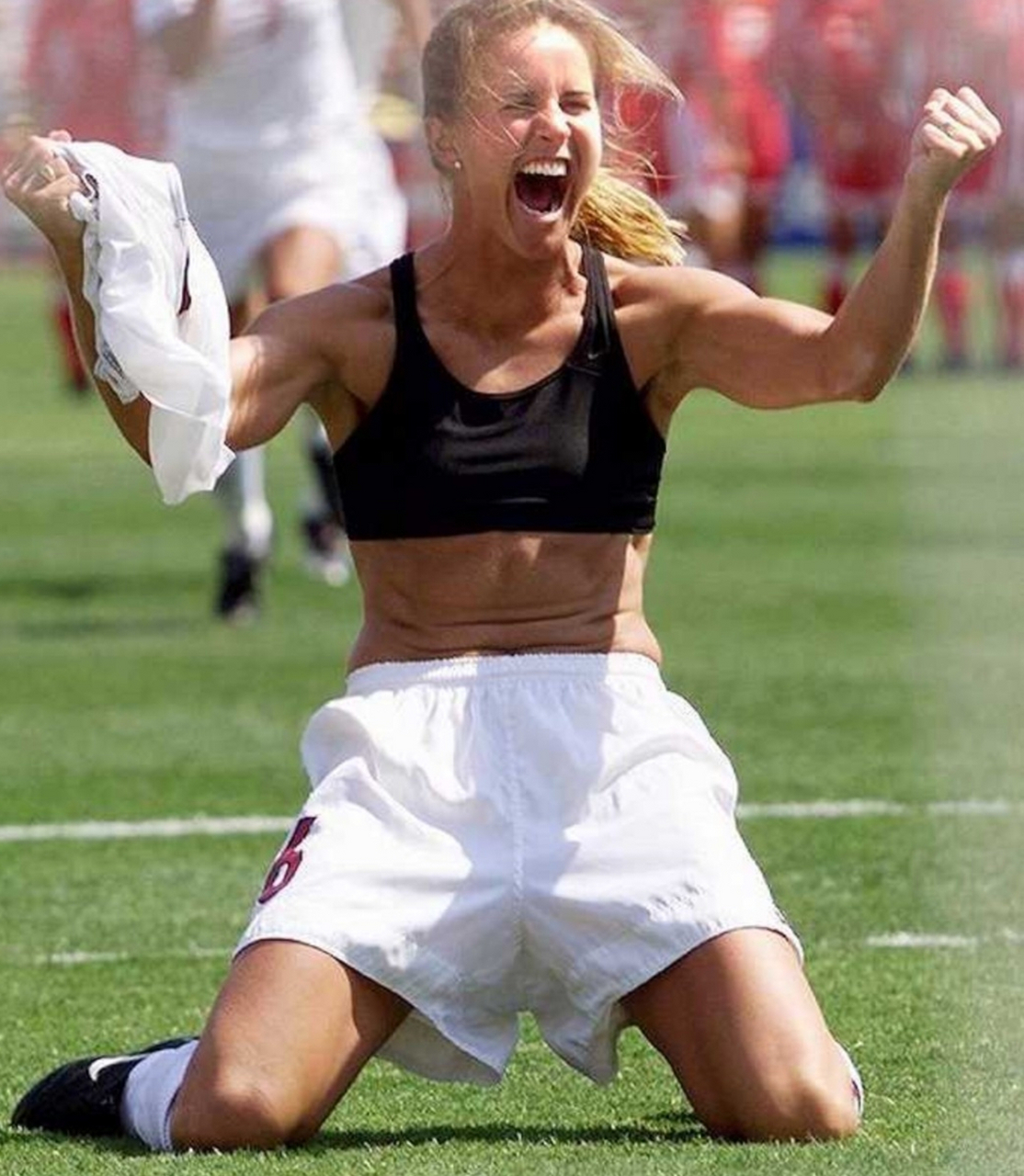 7月15日,22 岁的女拳击手达妮埃拉·赫姆斯利在都柏林举行的拳击比赛