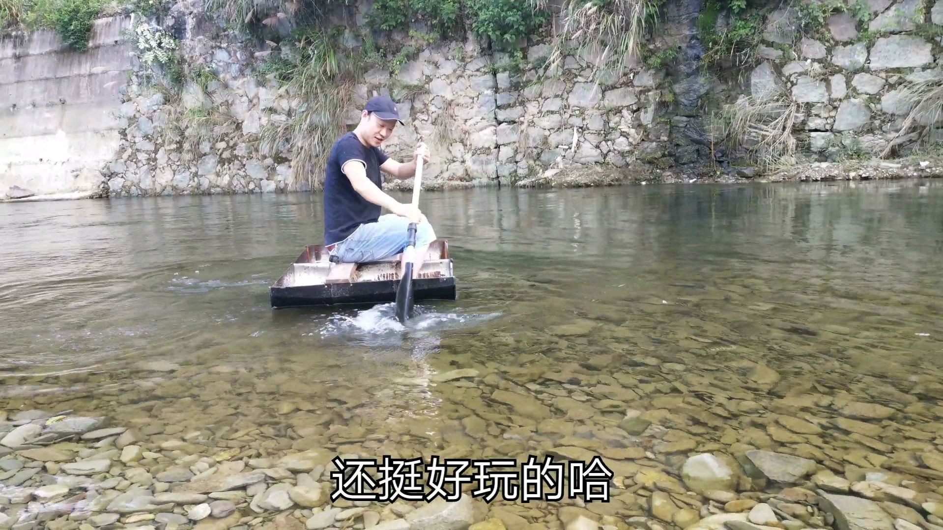 农村大叔买了个废旧大铁桶,做了一艘小鱼船,来看看效果怎样