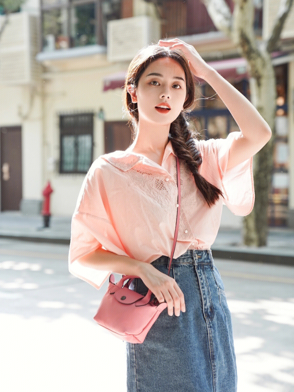 好看的夏季穿搭来咯,粉色短袖衬衫搭配牛仔半身裙,小个子和高个子都能