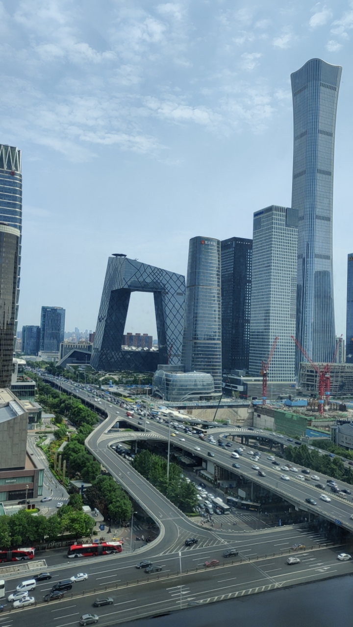 天空晴朗时国贸大楼清晰可见,高楼耸立,车水马龙,一派繁华的景象,雨天