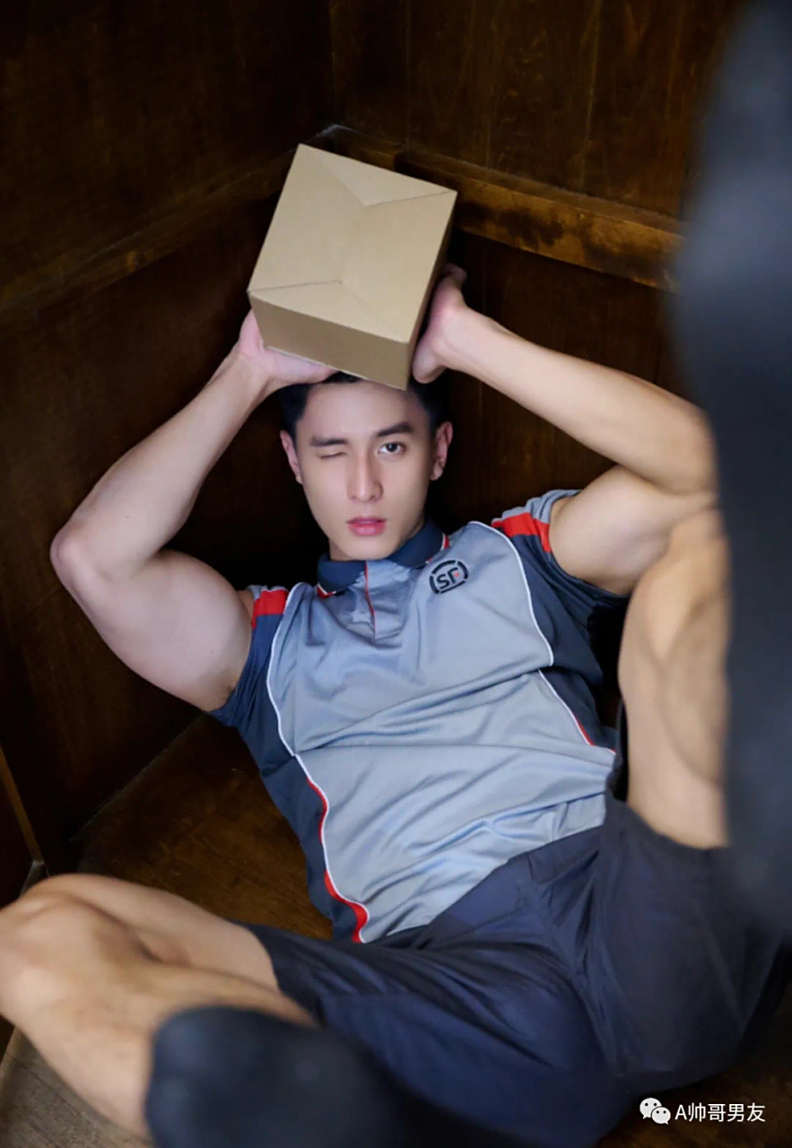 快递小哥的写真看完后,觉得这小哥哥还有两 幅面孔哈,其实他不仅两 幅