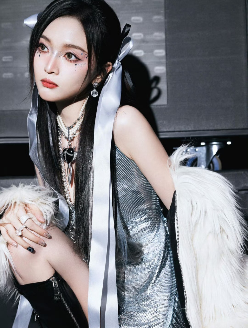 吴宣仪舞台演出亮眼十足,人间芭比娃娃既视感,专属蓝色话筒加上金属