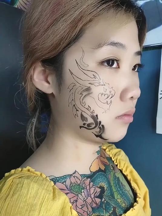 小姐姐也没谁了,竟然敢在脸上纹身,太不自爱了