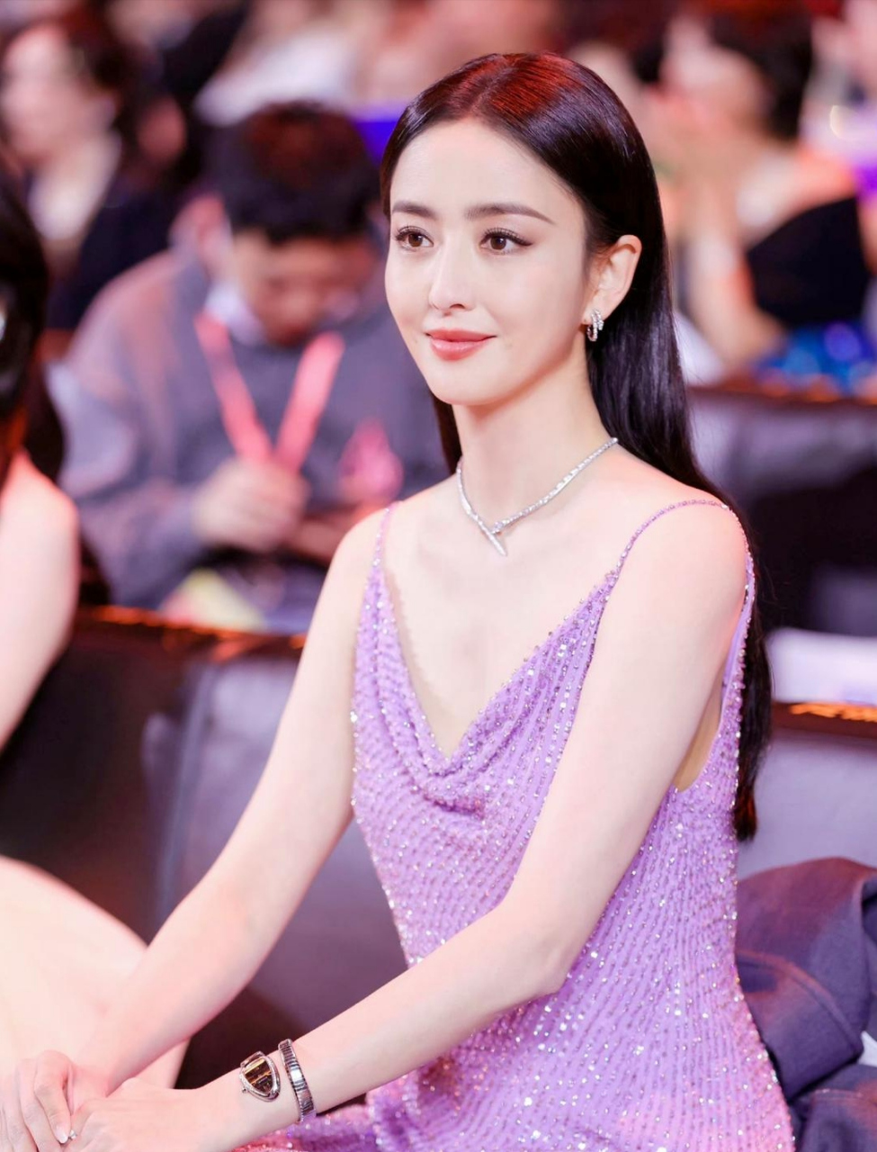 时尚性感的佟丽娅美得发光,紫色吊带裙靓得耀眼……不得不喜欢!