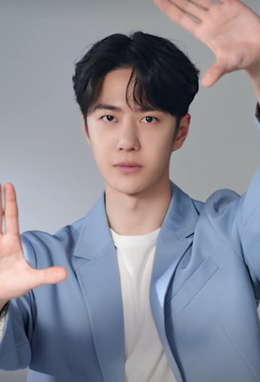 王一博接到新代言,身穿一套蓝色西装出镜干净大方,他有几个浅笑的镜头