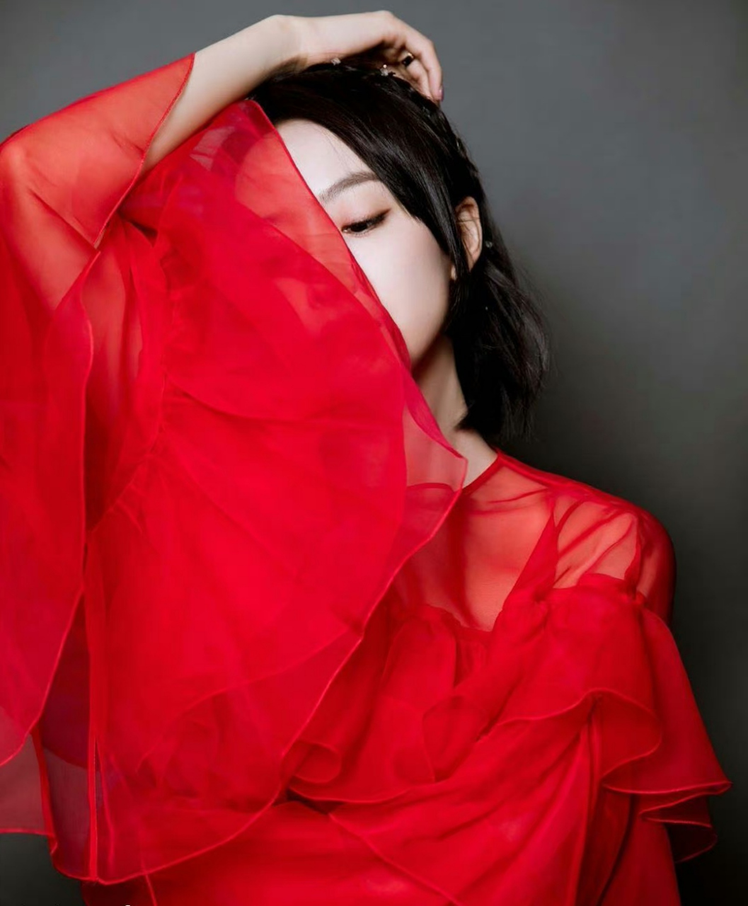 宋茜# 雪肤玉貌,烈焰红唇,性感妩媚,风情万种,美腿玉足养眼吸睛