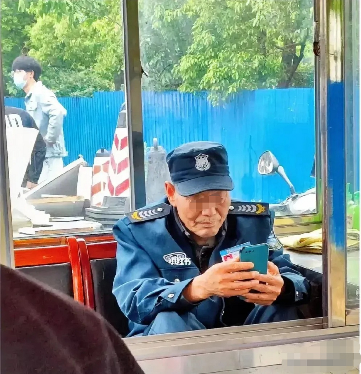 工地上来了一位60岁左右的乡下老头,负责库管兼看大门,一月也就两千多