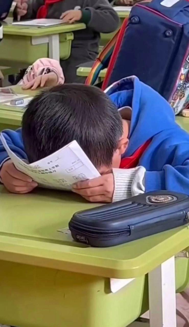 搞笑#看他拿着试卷哭的样子, 这孩子估计在学习上没少挨爸爸的揍.