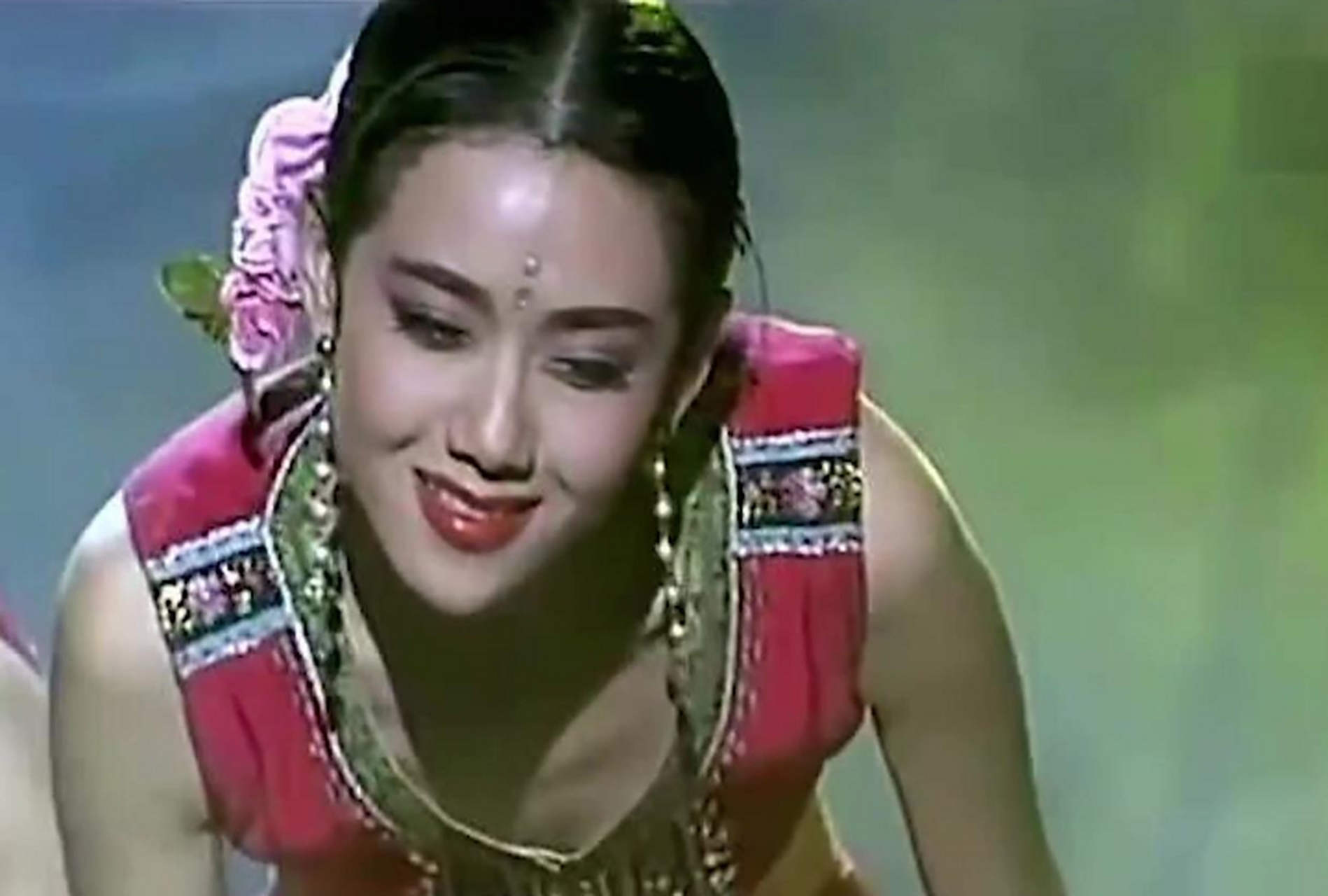 有一种美叫做年轻时候的杨丽萍,鼻子,嘴,脸型几乎是无可挑剔,又美又有