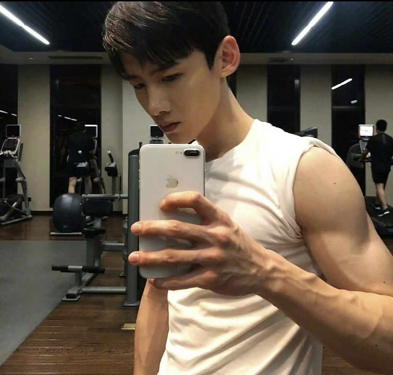 白敬亭是瘦,但是都是肌肉,那么我们的宋轶小朋友可以承受吗