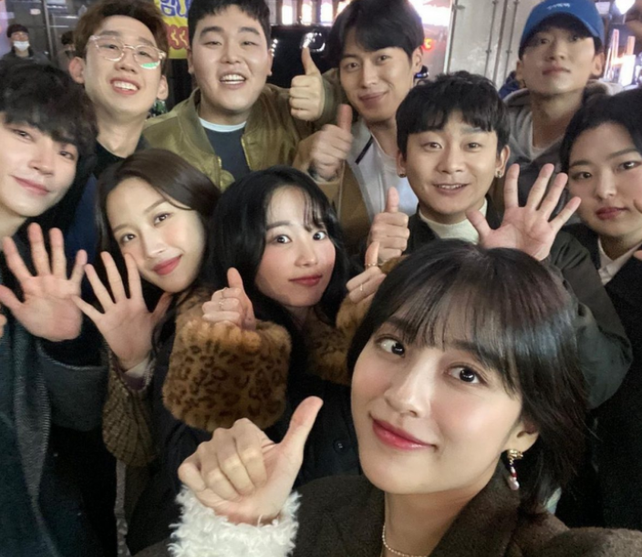 《女神降临》杀青百人合照惹争议,网民闹爆人多又无口罩好危险