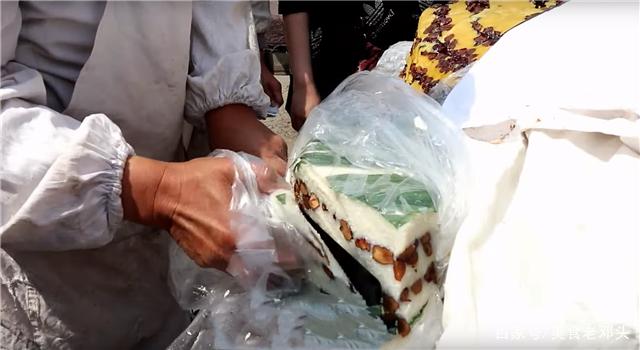 老大爷街头卖廉价"切糕",6元一斤遭哄抢,食客:这个味正宗!