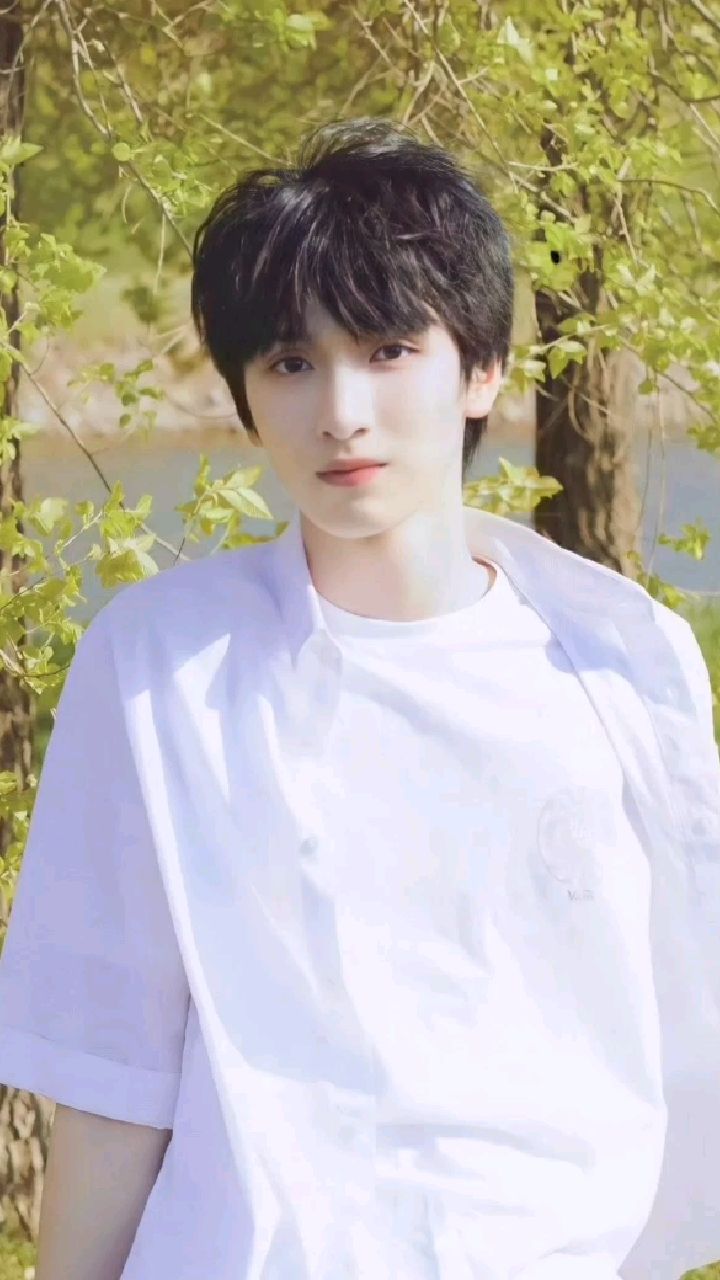 严浩翔的这套装扮太清爽了他很适合白色这就是冷白皮的好处吗