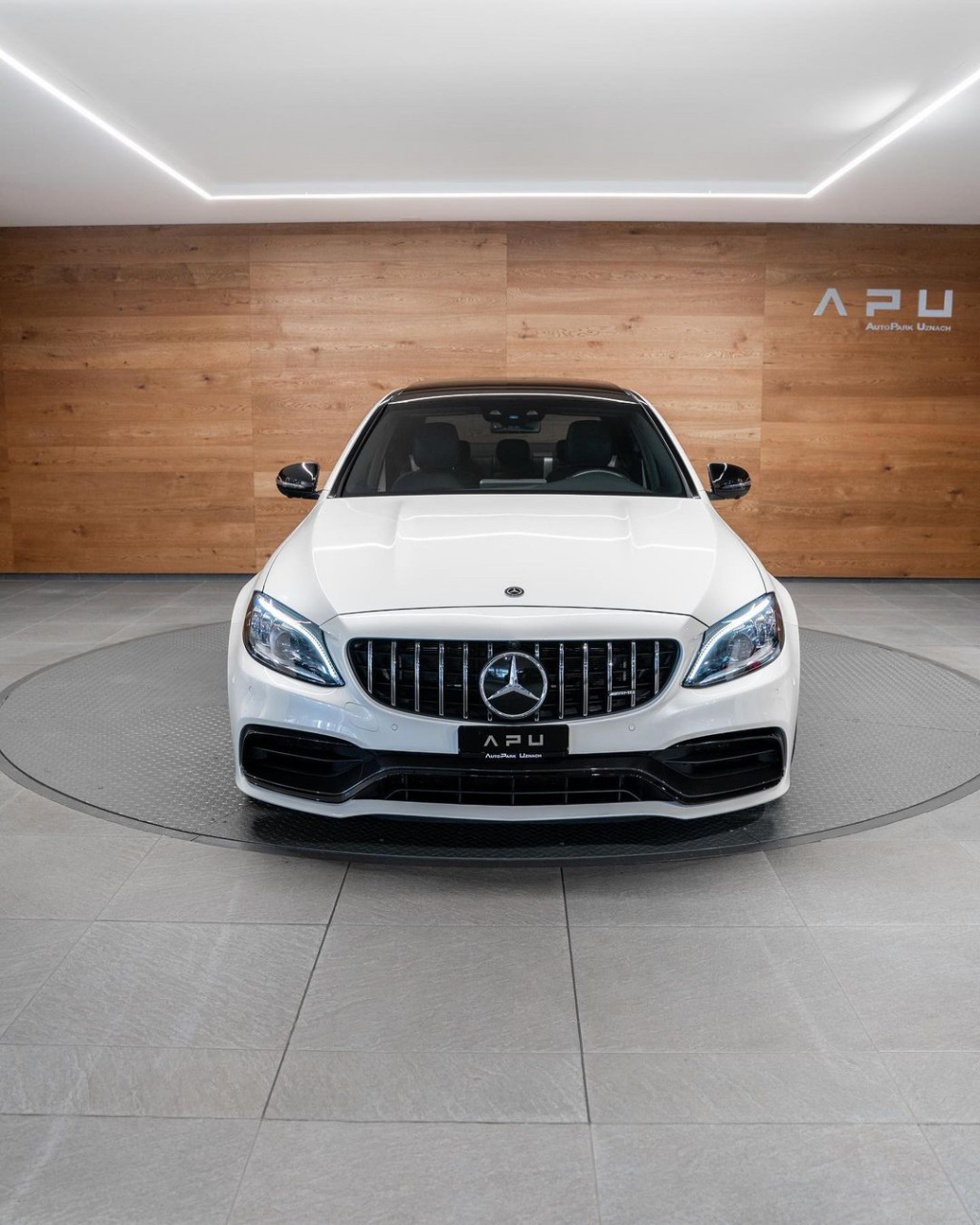 奔驰c63s 476匹马力的后驱车型 amg垂直竖条状的中网以及大面积进气