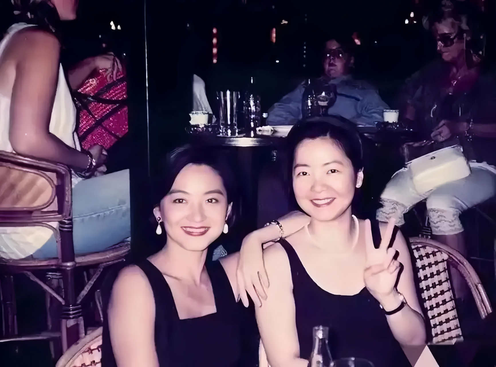 林青霞和邓丽君合影照,邓丽君单独看还是挺漂亮的,和林青霞站一起就稍