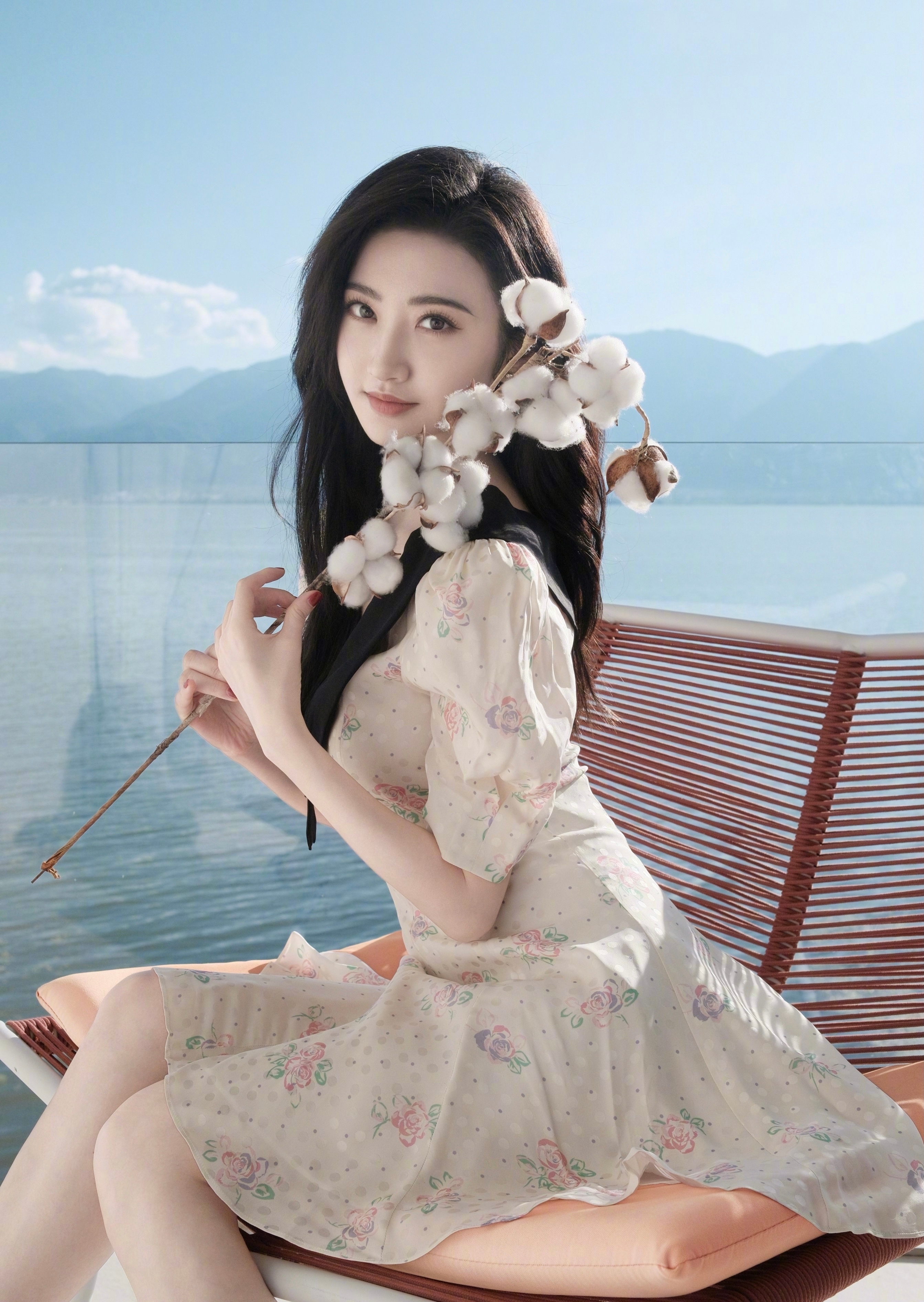 穿着花裙子美女分享