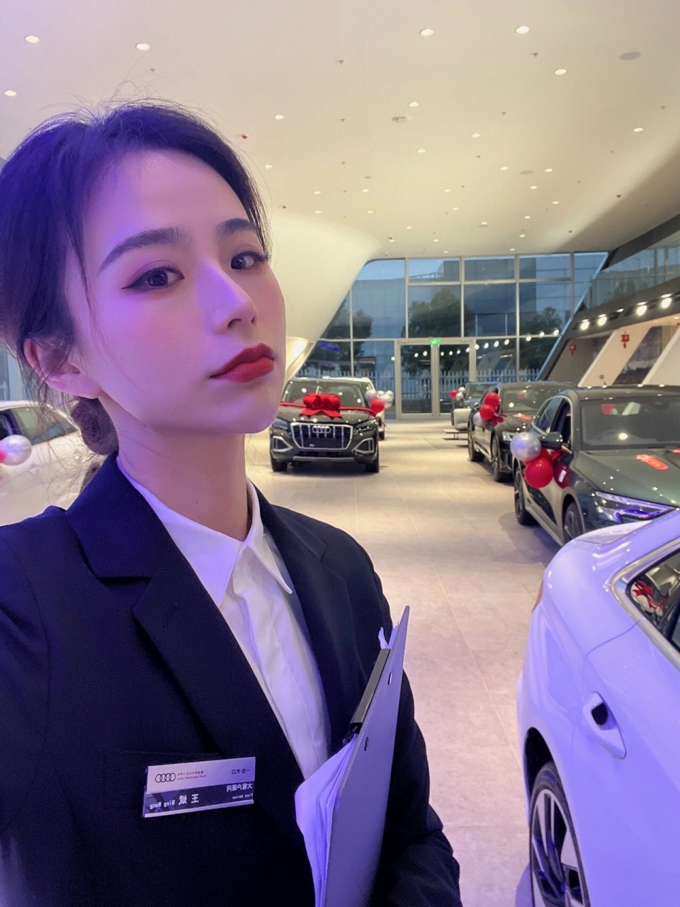 奔驰店的金牌女销售 听说掌握着不为人知的特殊技巧