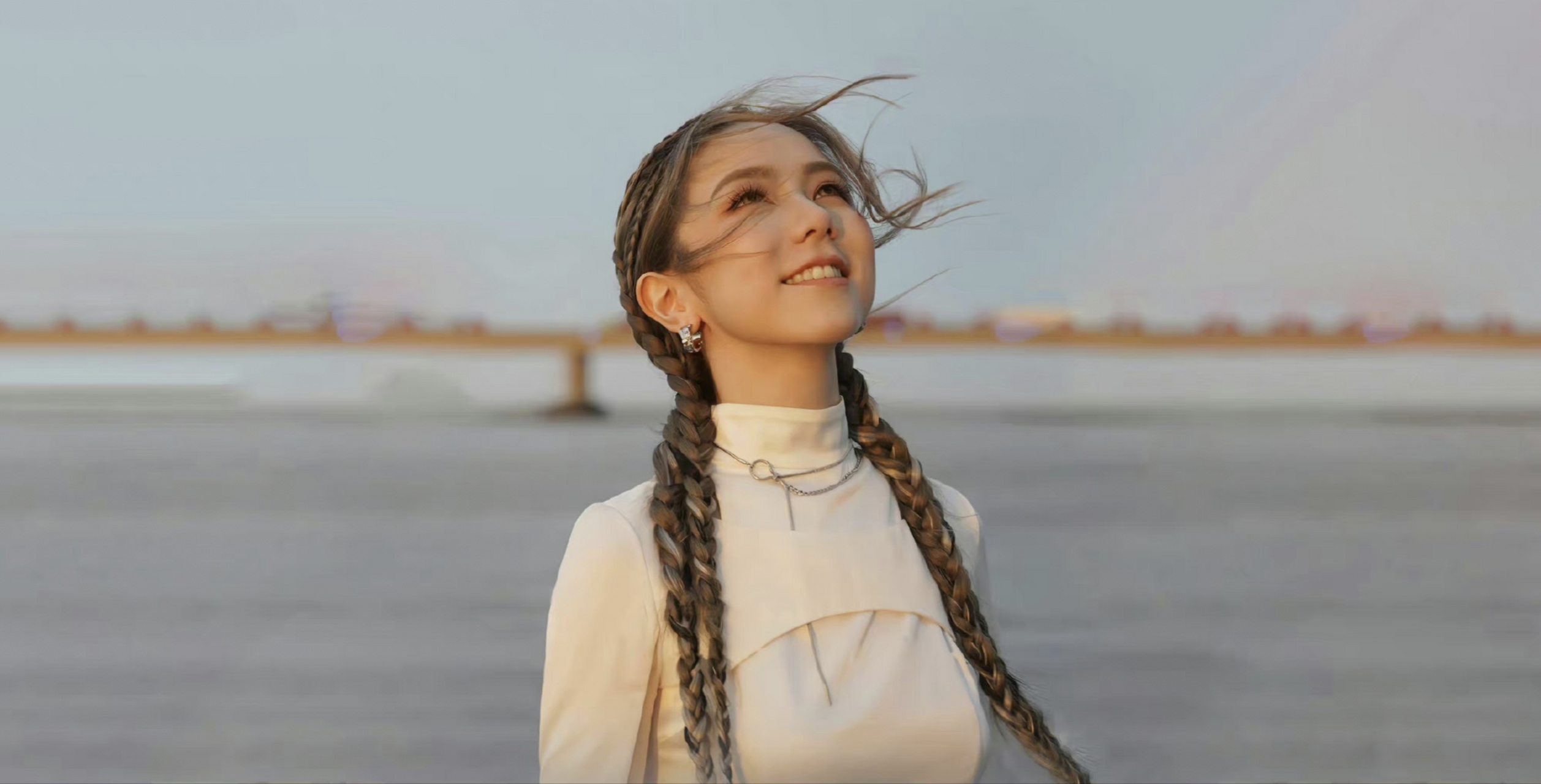 邓紫棋最新照片,这次终于不是皮裤了[二哈]