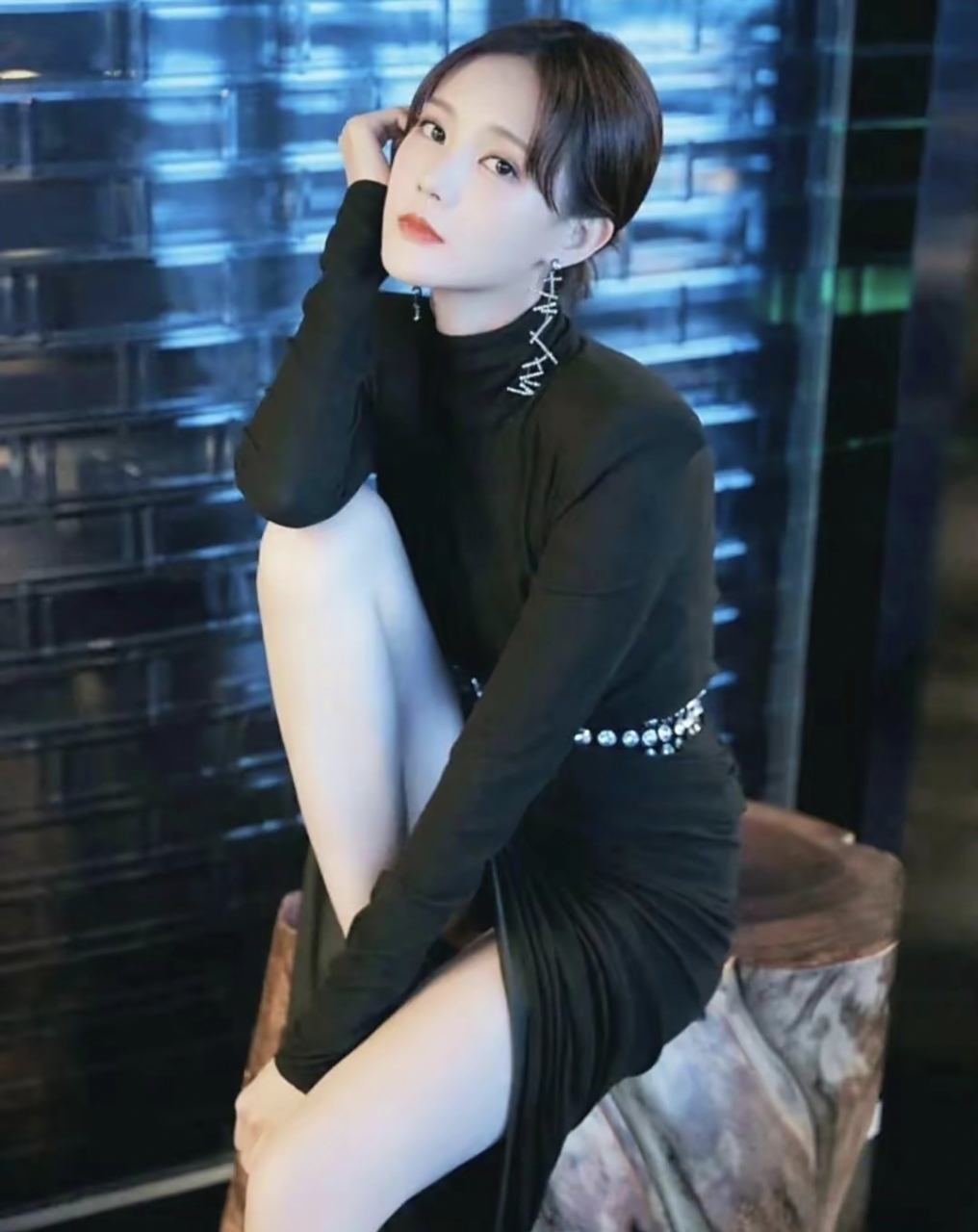 李一桐身材绝了,连衣裙配大红唇性感撩人