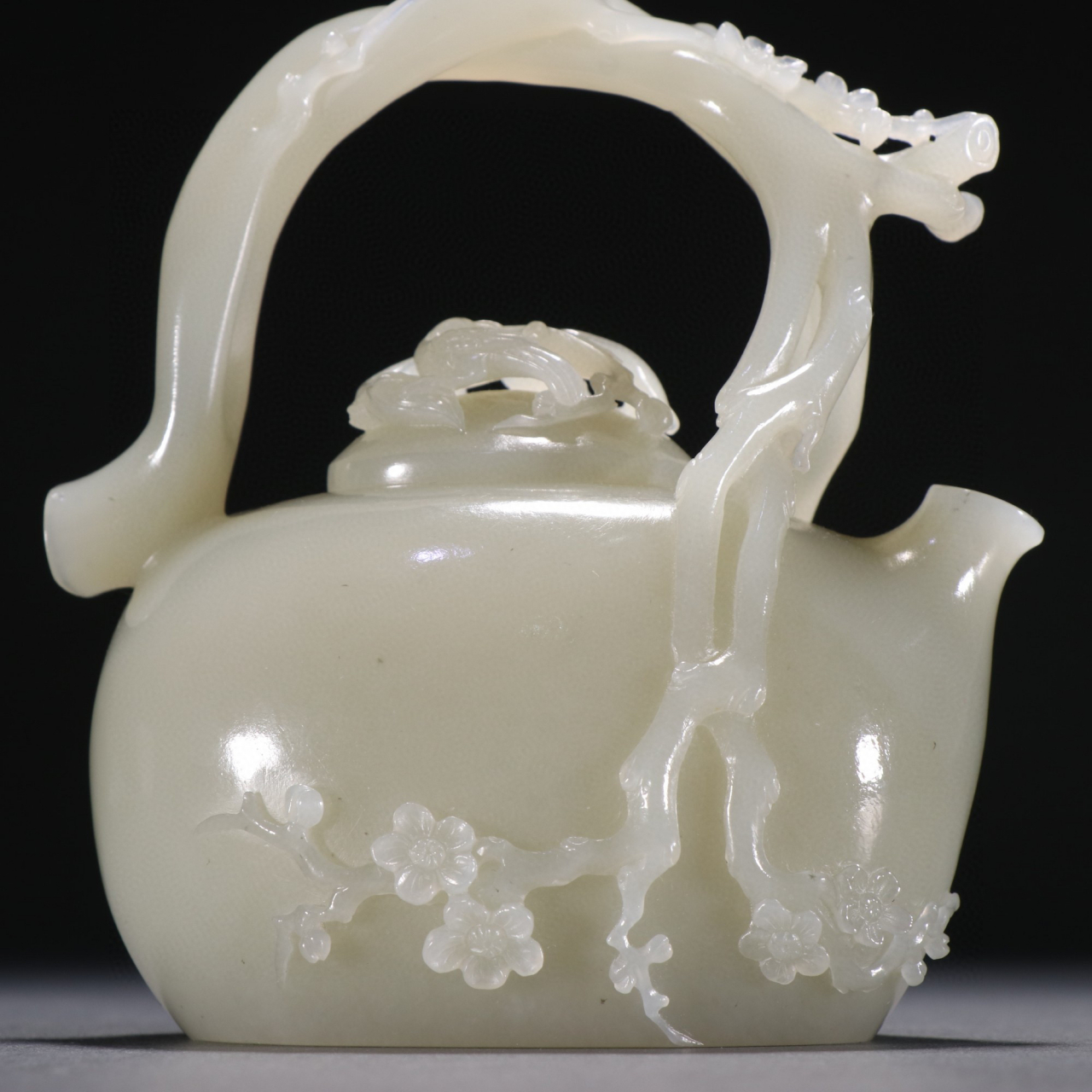清代 和田玉籽料梅花纹提梁壶. 规格:高10.5㎝宽9.5㎝重265g