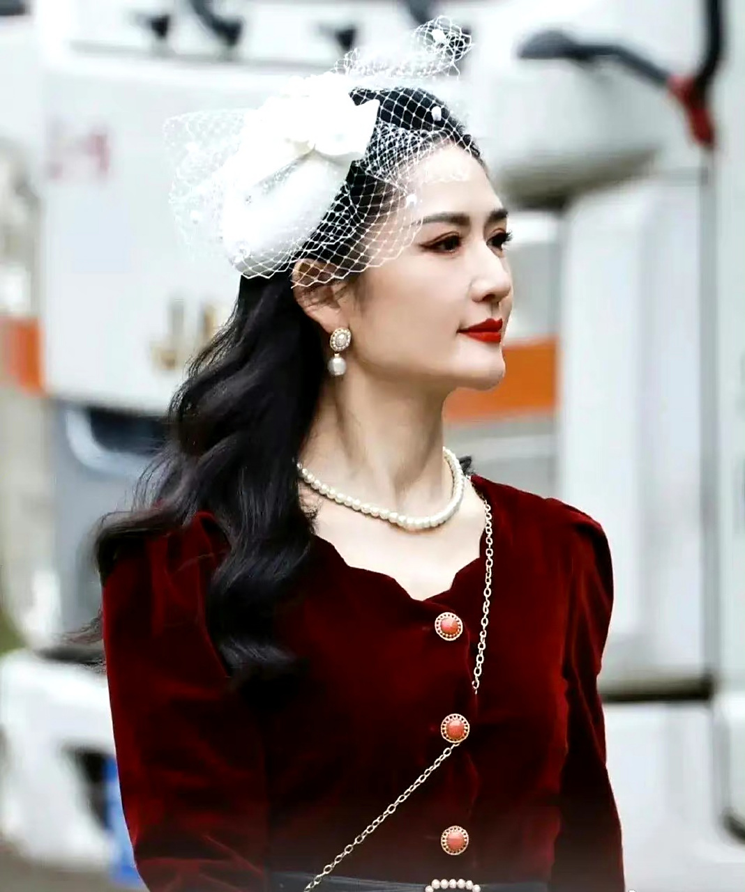 谢娜看着变了好多,侧脸下巴看起来不太自然