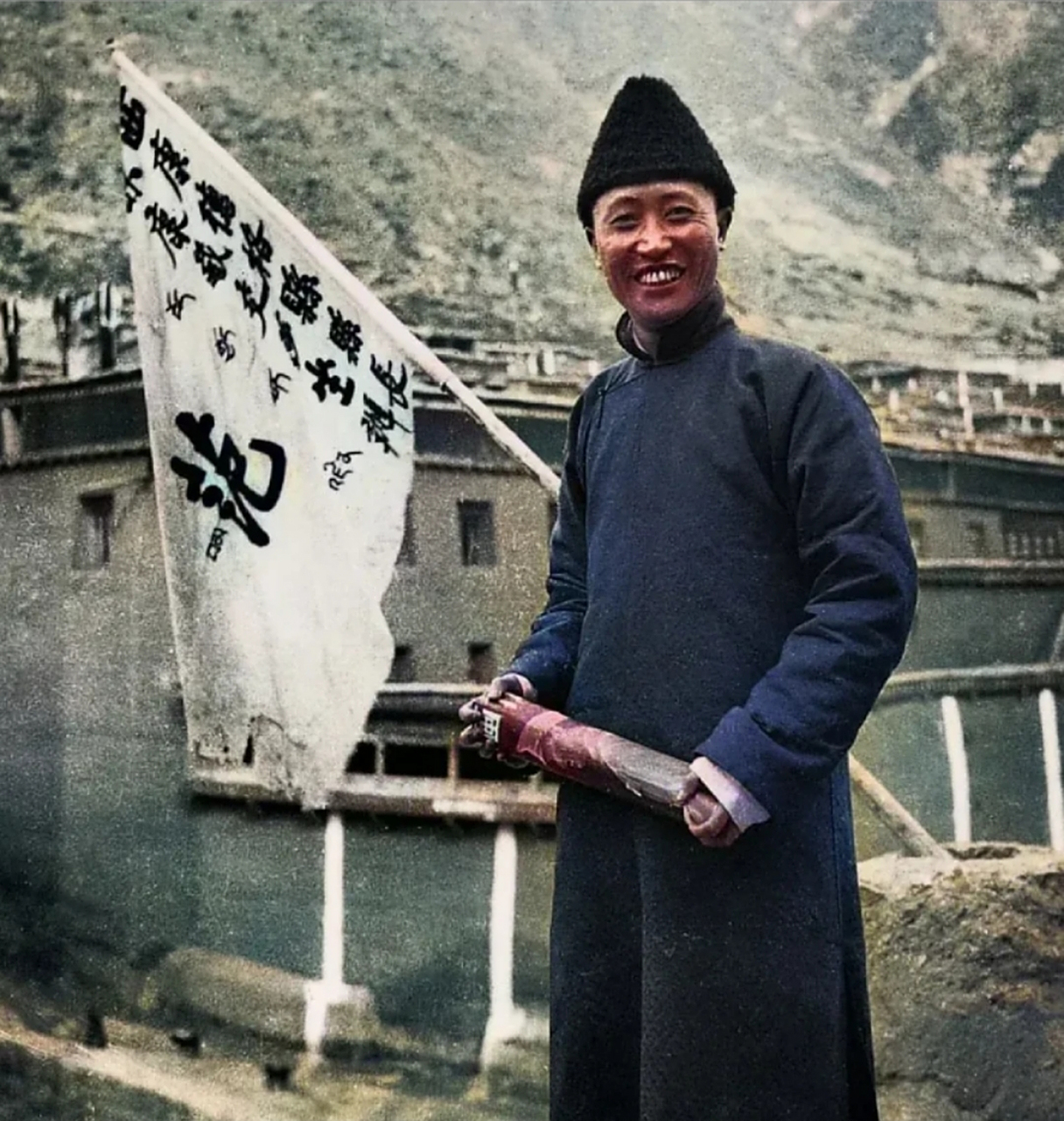 民国老照片,1939年,西康德格县县长范昌元,他微笑地面对镜头,后面插着