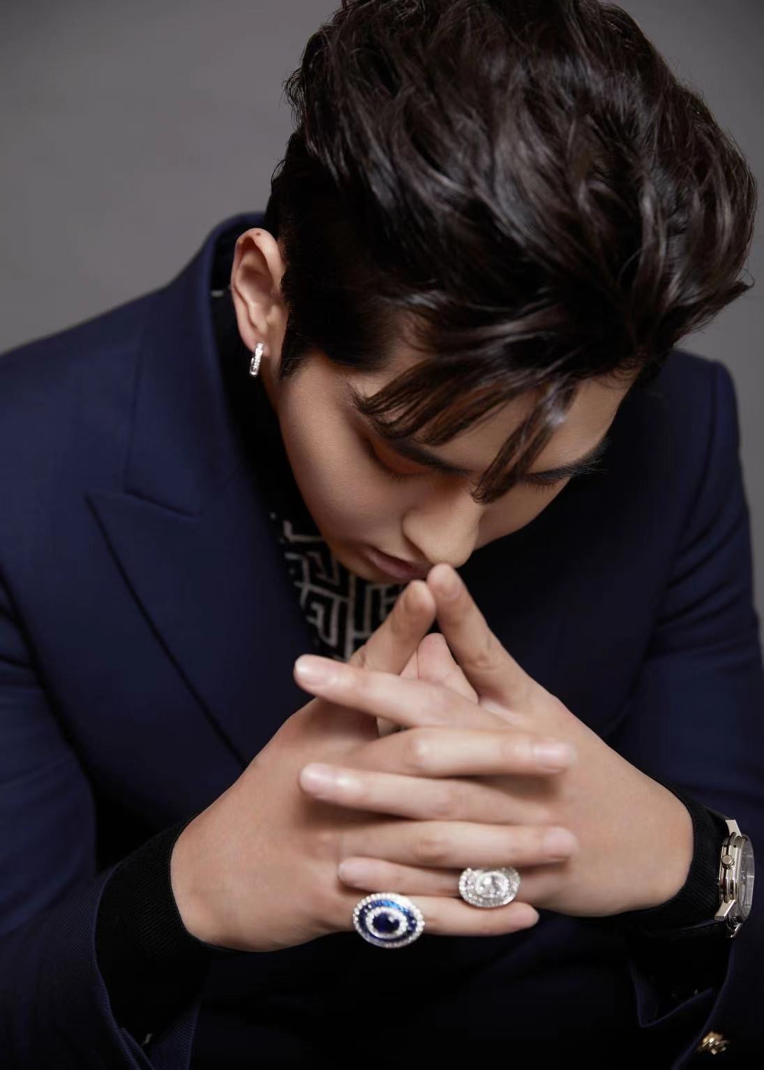 西装吴亦凡太帅啦!出发图拍出杂志大片的质感