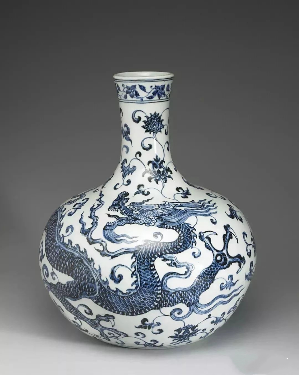 御窑瓷是指专供皇家使用的瓷器,在器型,纹饰上均有严格的礼仪规定.