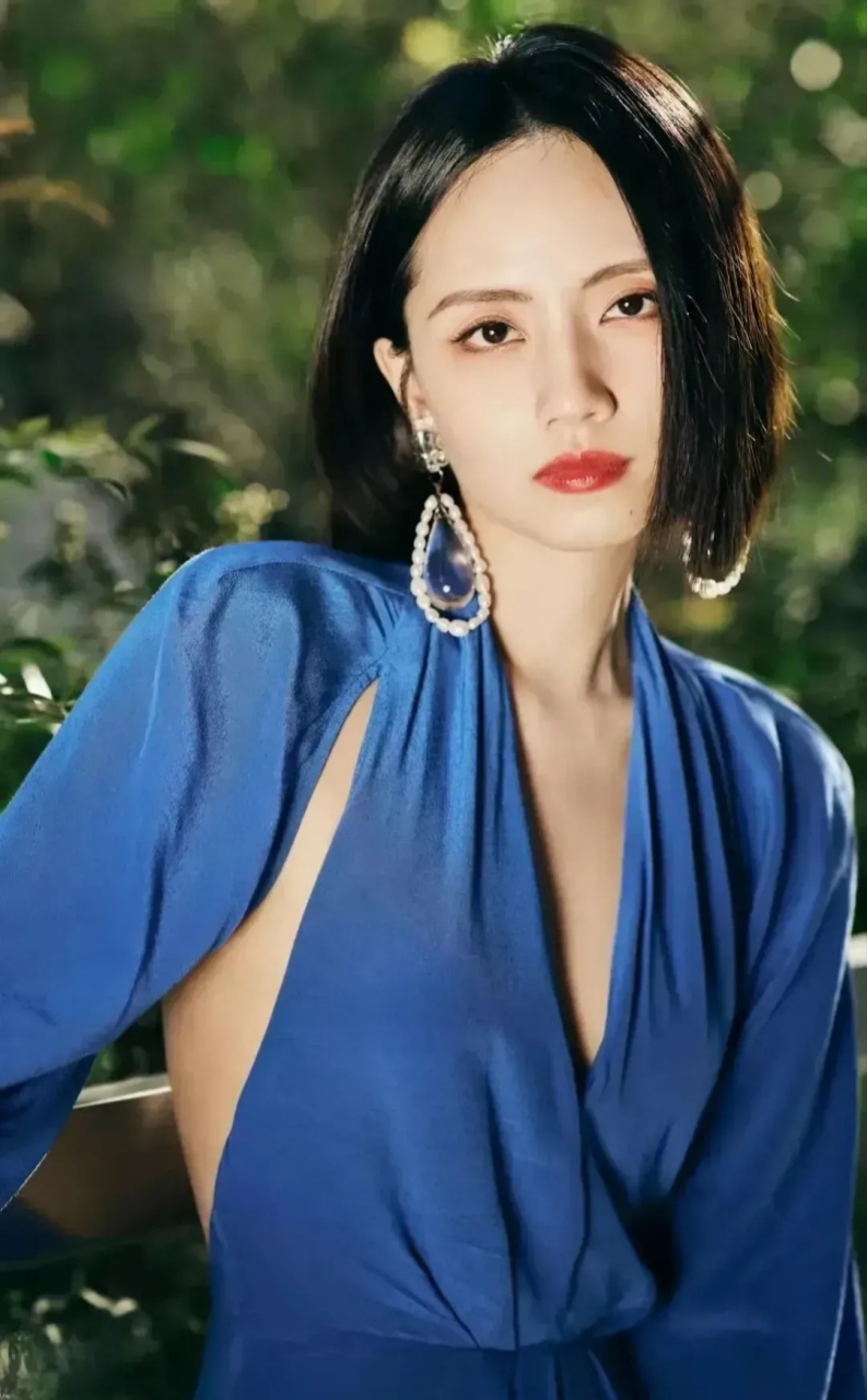 一组刘惜君不同类型服饰搭配展示写真!以各种各样服饰搭配美的展示!