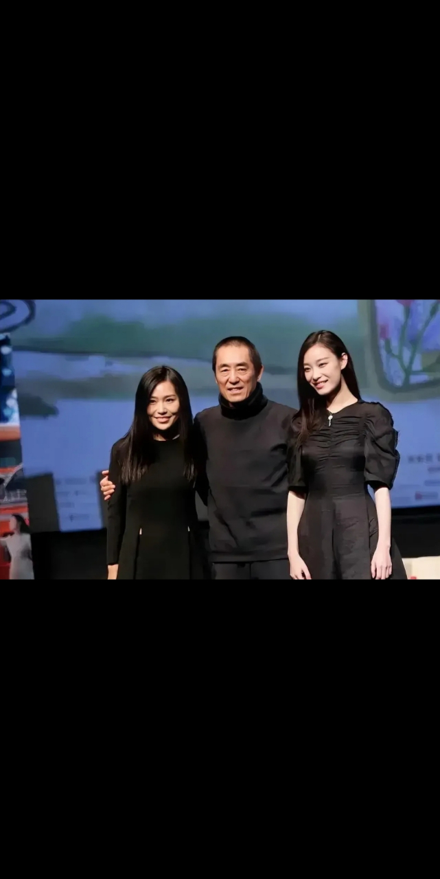 张艺谋女儿张末与倪妮合影,两人都穿黑色衣服,倪妮肌肤白皙如少女