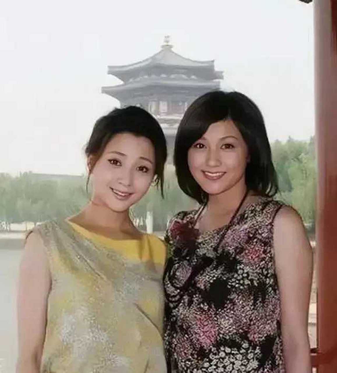 殷桃同框藤原纪香,同是穿碎花裙,一个犹如"大妈"一个却美成画#时尚穿