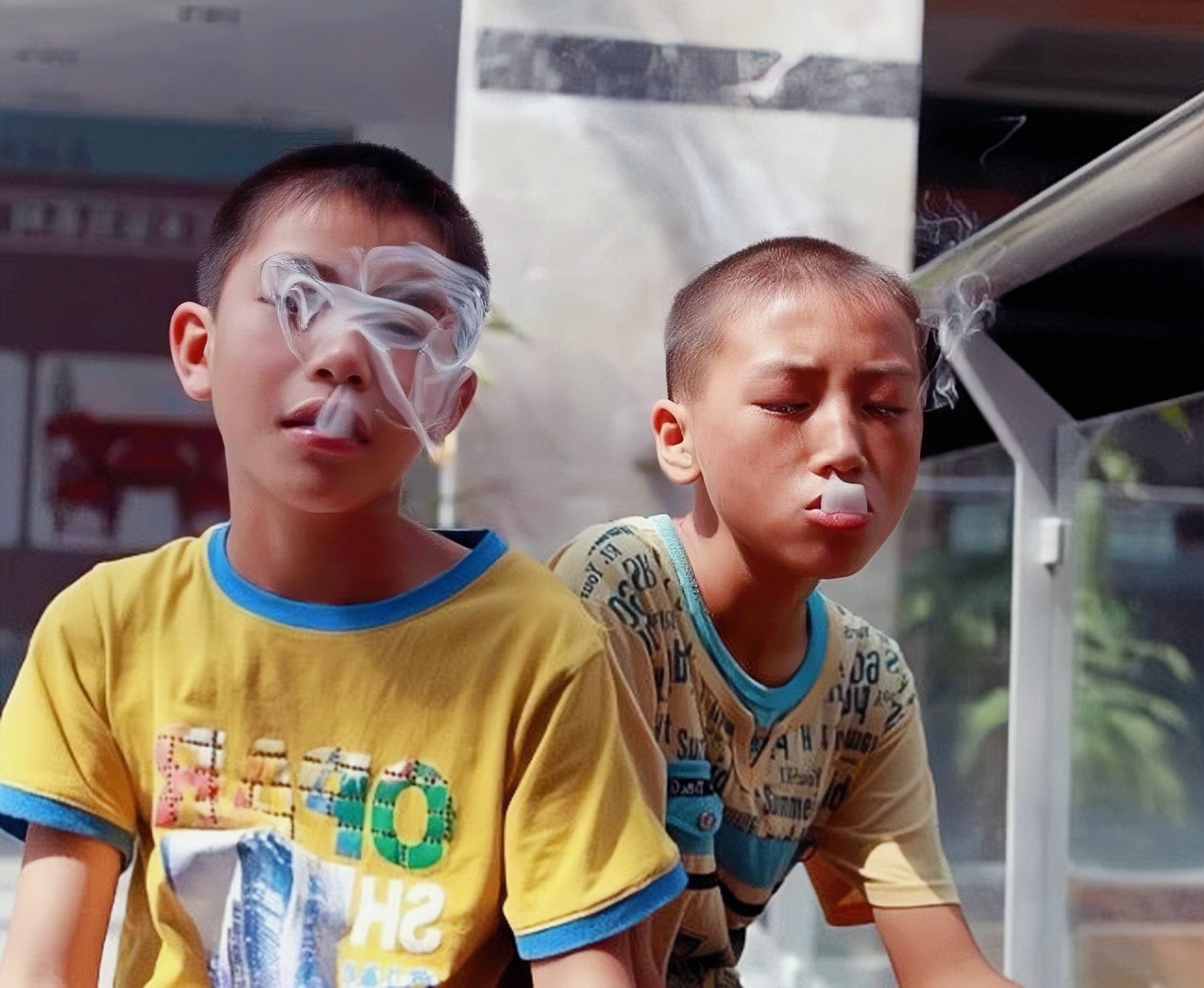 目光深邃的看着指尖烟雾缭绕的样子,像极了一个 小孩抽烟小孩吸烟小