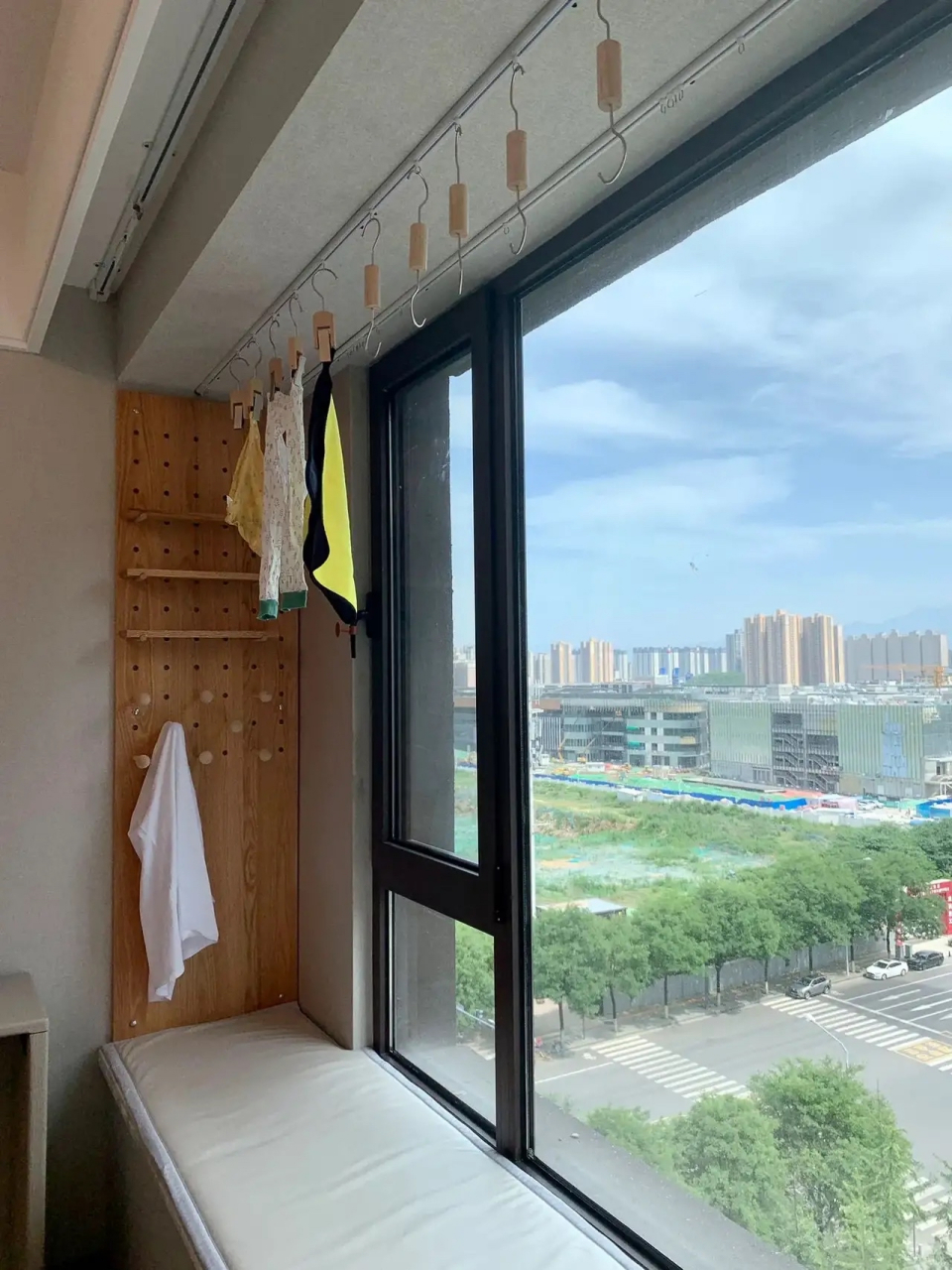 这个业主觉得家里的飘窗很鸡肋,就改造了一下.