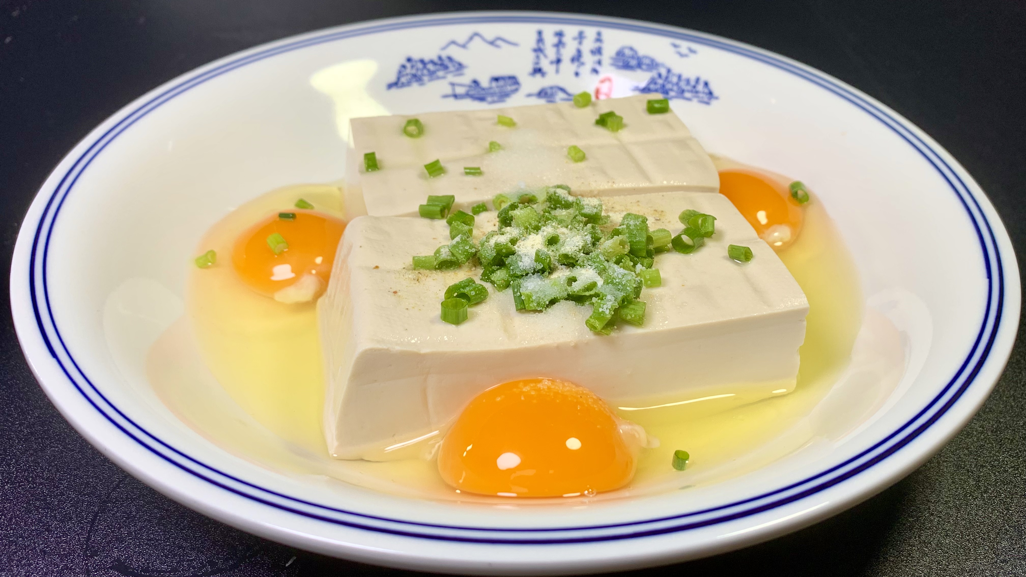 豆腐中打入3个鸡蛋，做一道肉末豆腐鸡蛋，嫩滑爽口，营养美味。