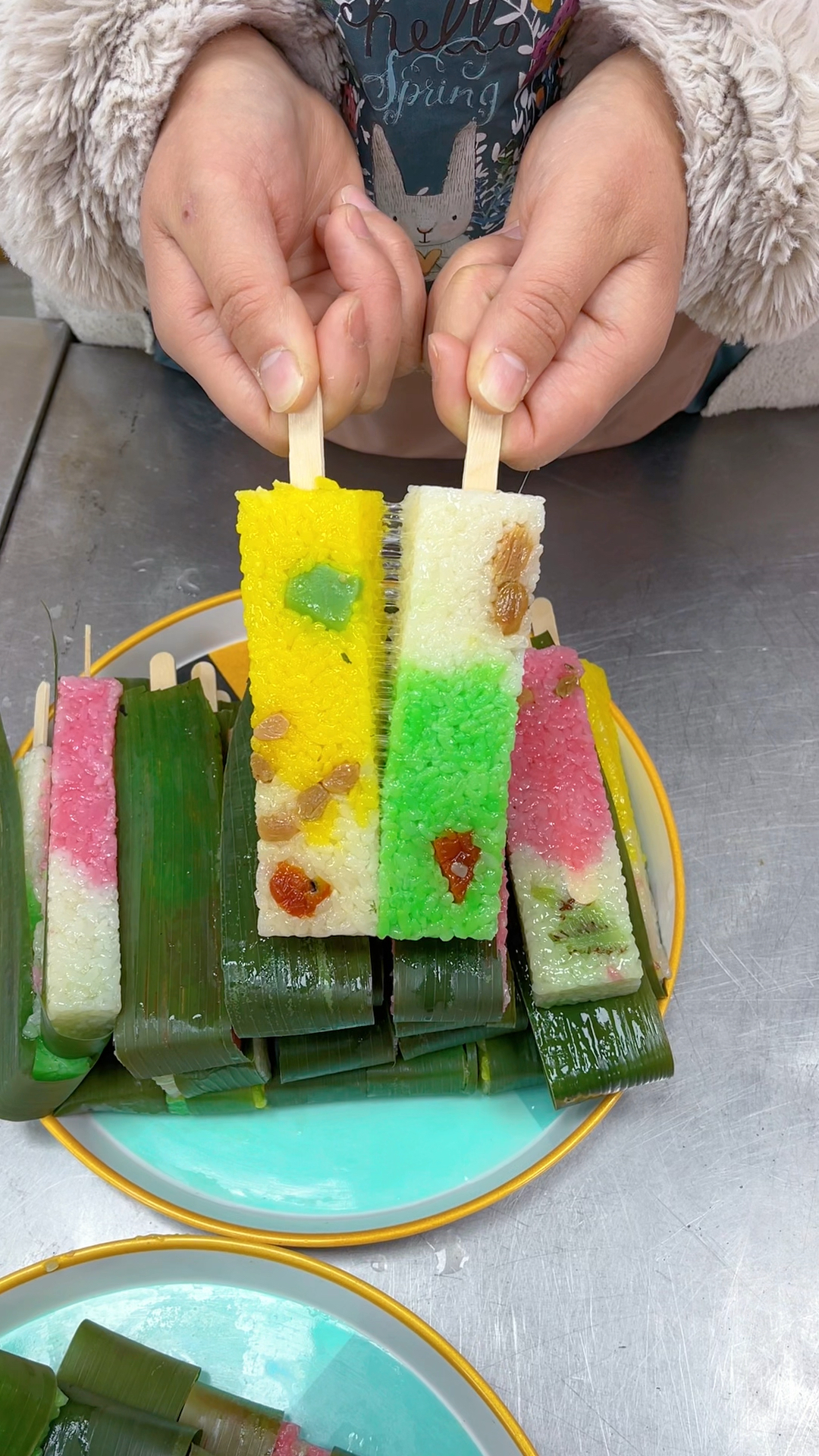 网红糯米糕做法,糯米泡水进模具压实,配上各种果干水果,铺上粽叶,水开